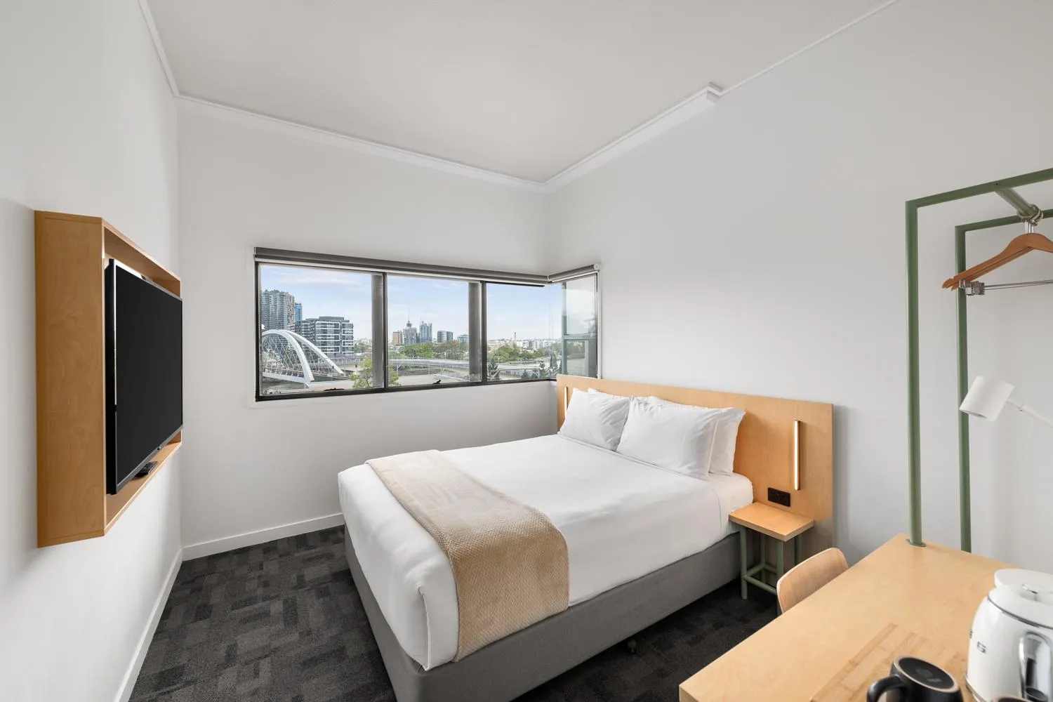 Queen River View with Ensuite in YHA Brisbane City