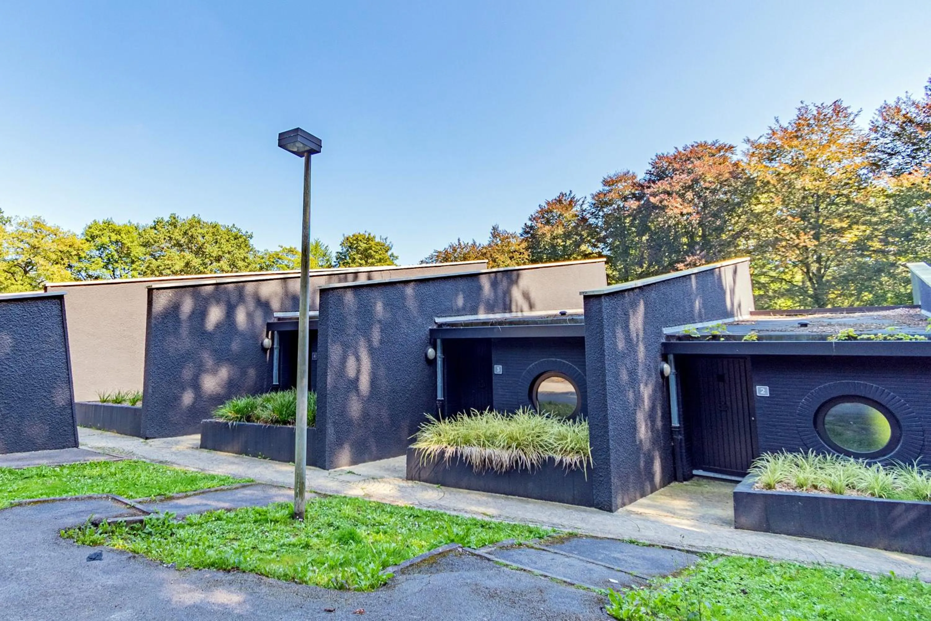 Facade/entrance in Les Rhodos