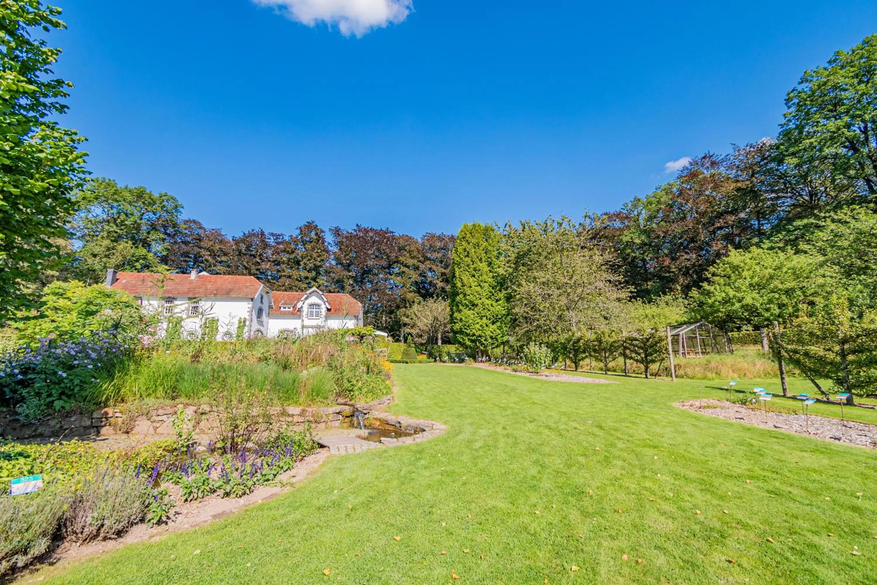 Property building in Les Rhodos