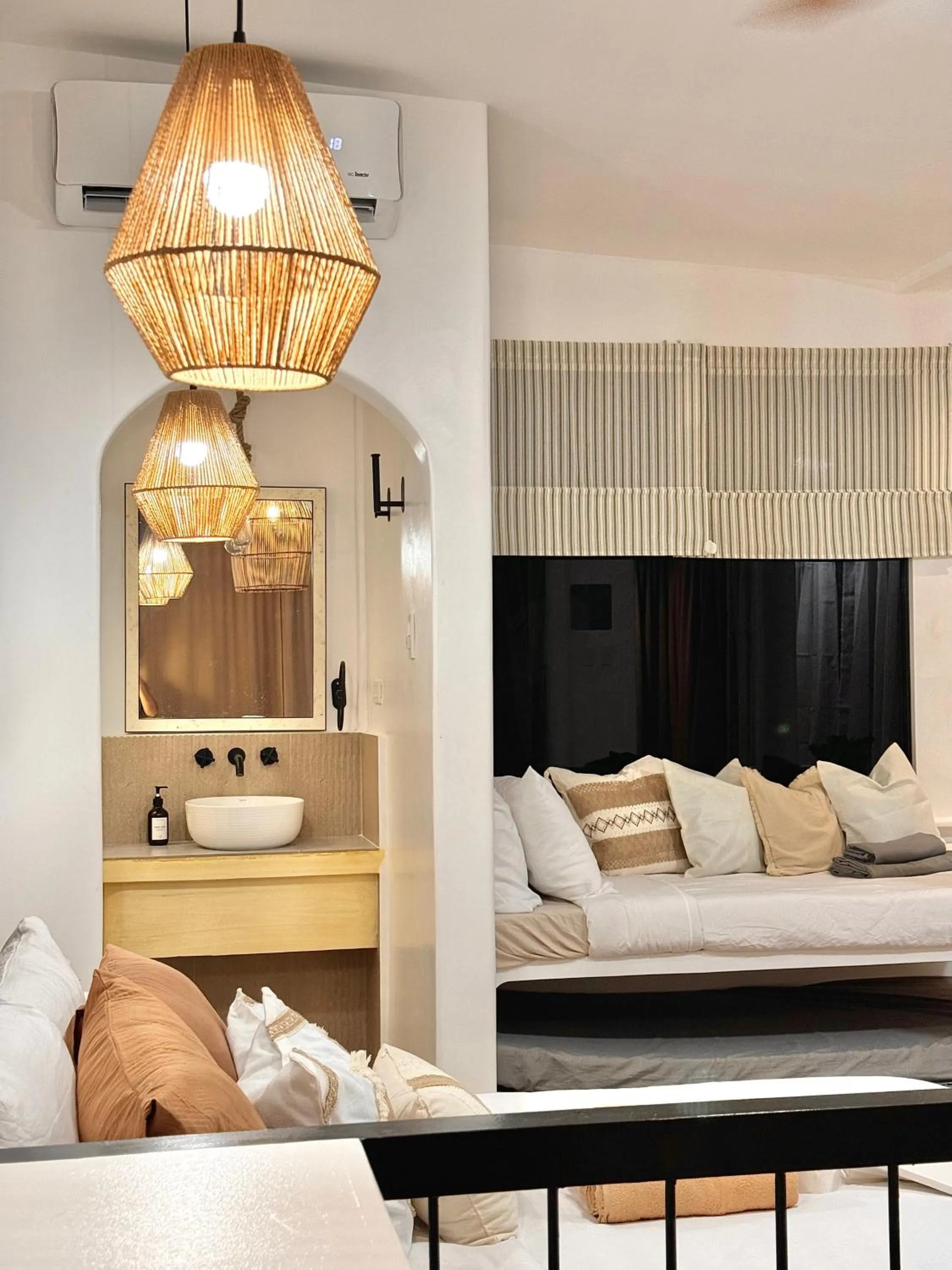 Bedroom, Bed in Monkey Business Siquijor