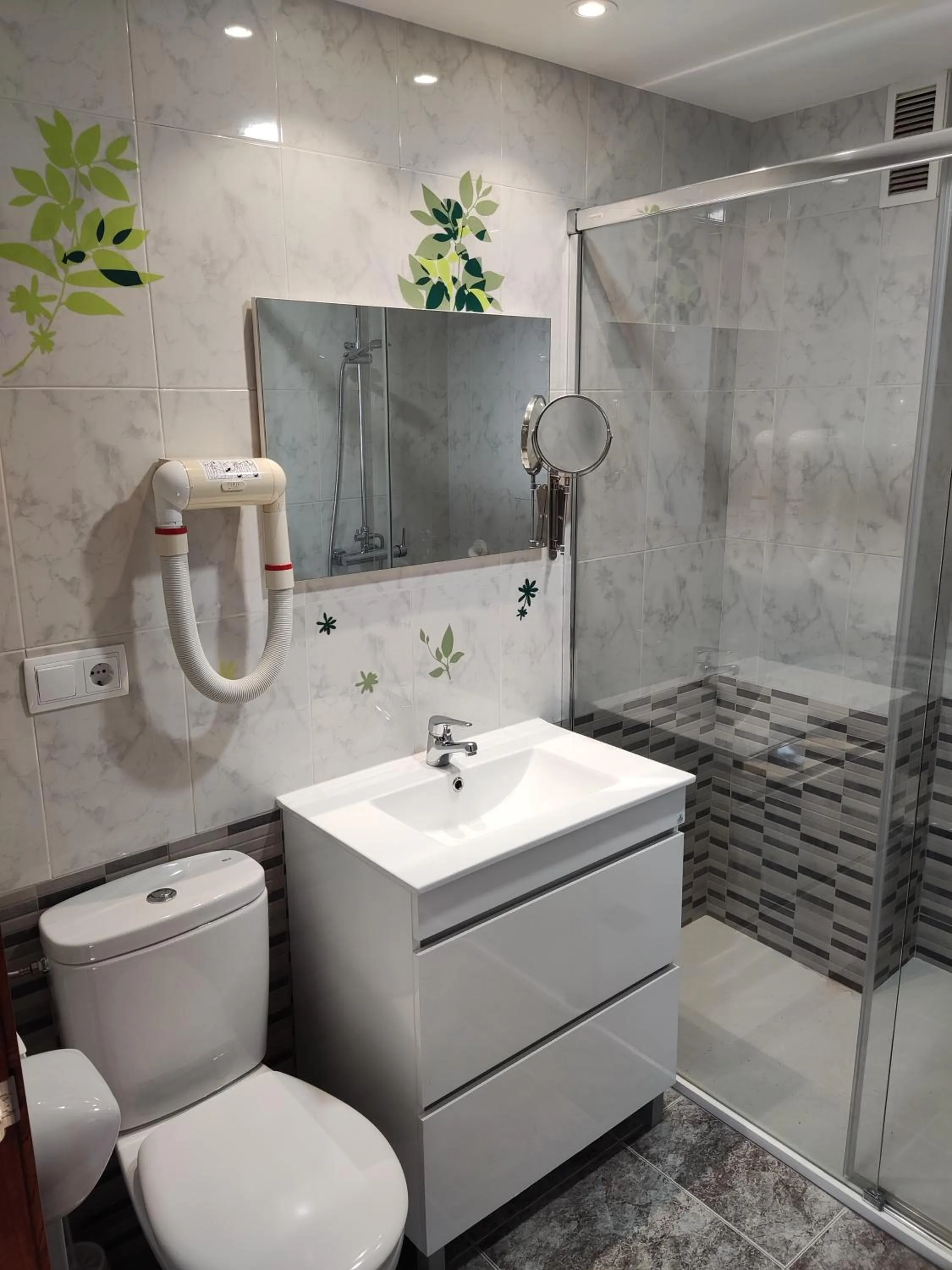 Shower in Hotel Nuevo Cachalote