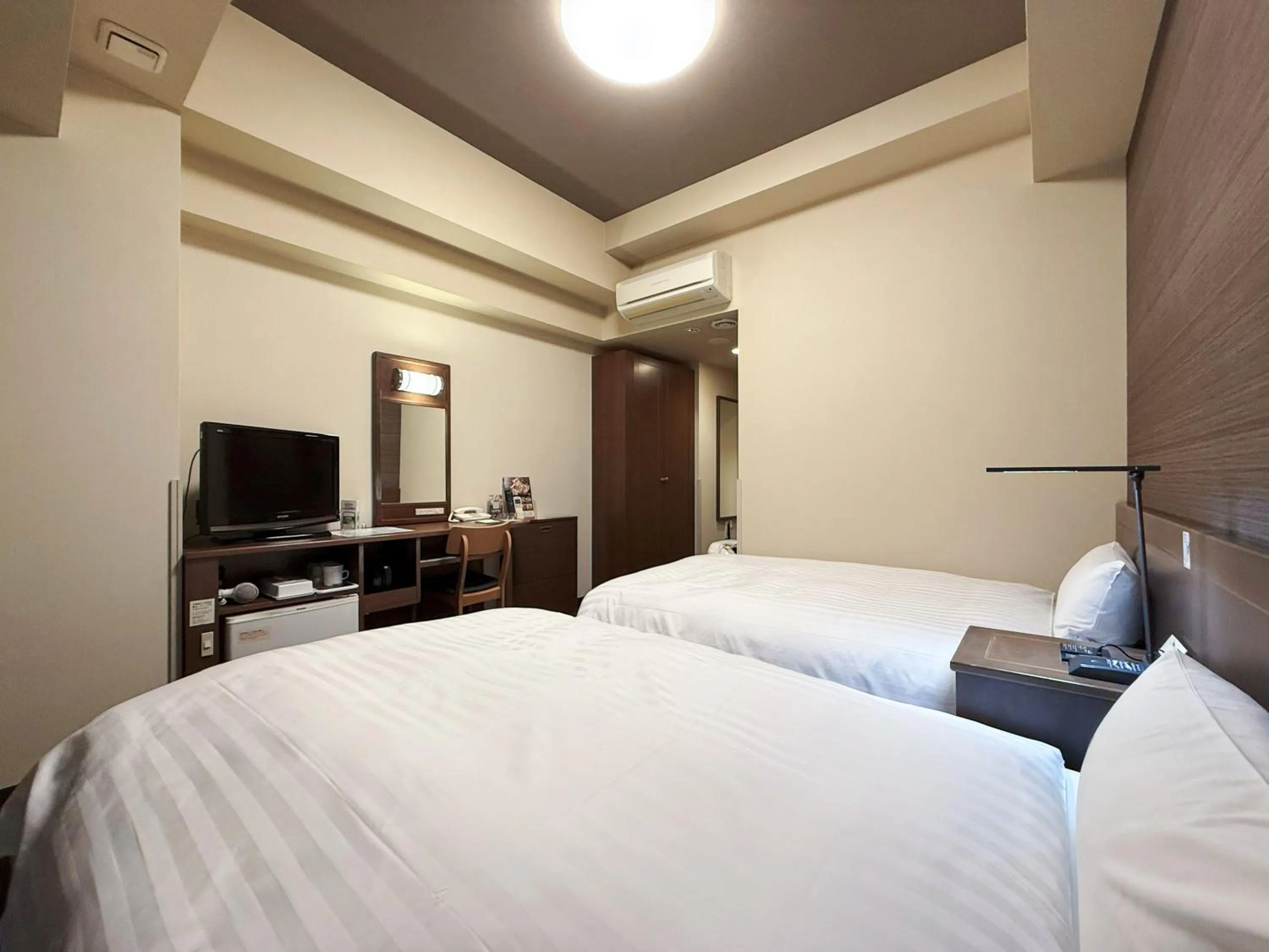 Photo of the whole room, Bed in Hotel Route-Inn Hakata Ekimae -Hakataguchi-