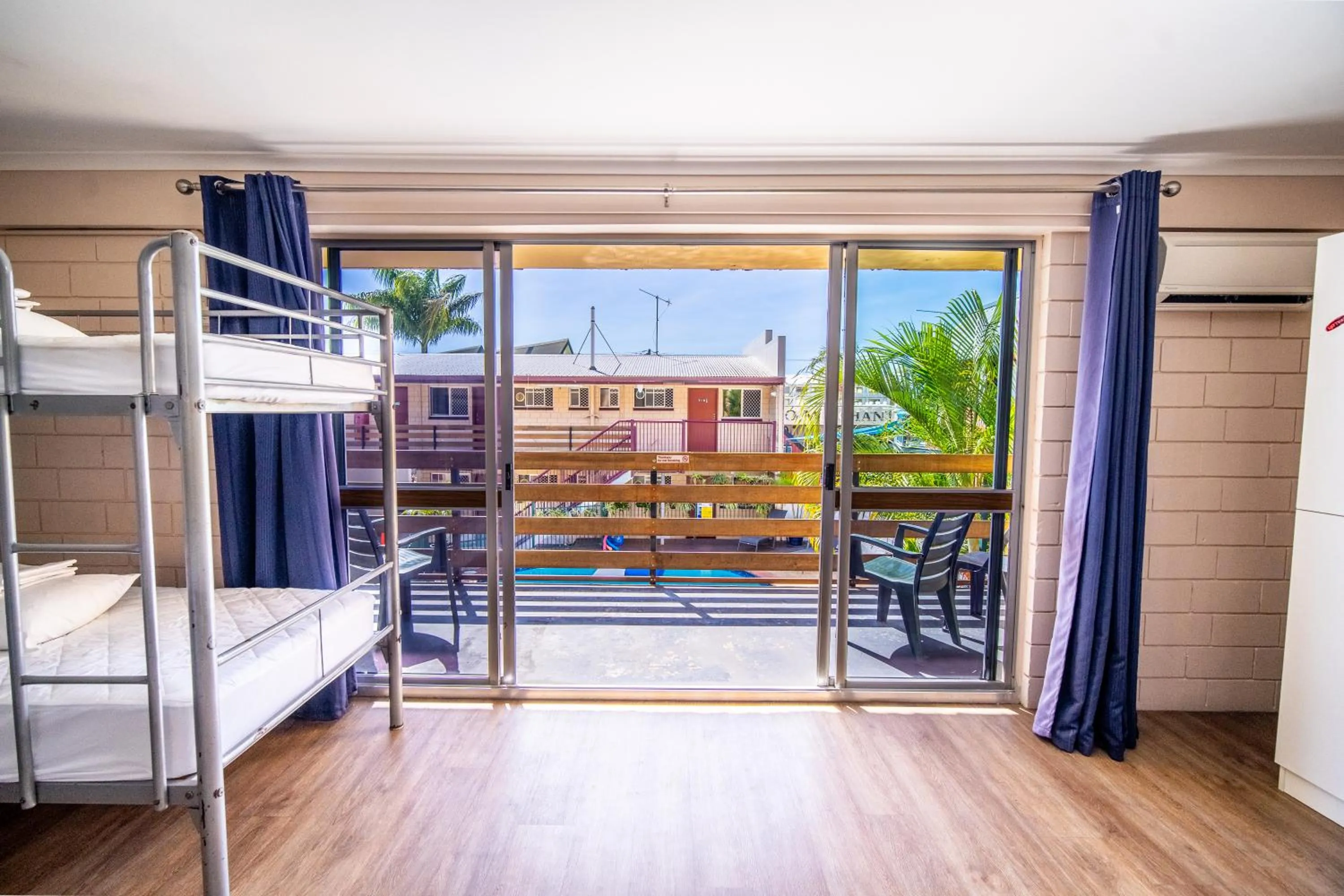 Balcony/Terrace, Bed in The Hostel, Airlie Beach