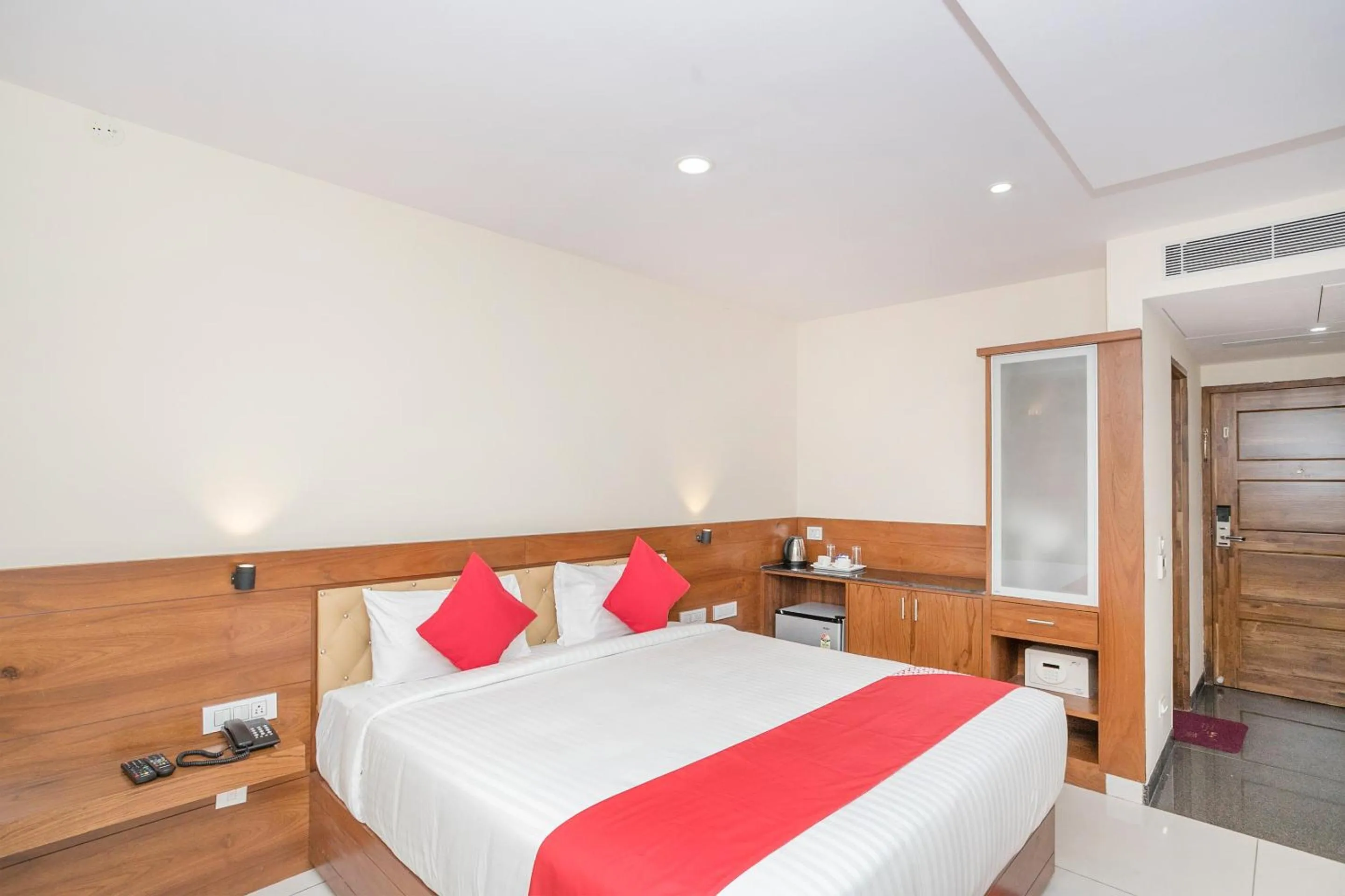 Facade/entrance, Bed in Super Hotel O Ivy Dew Drops