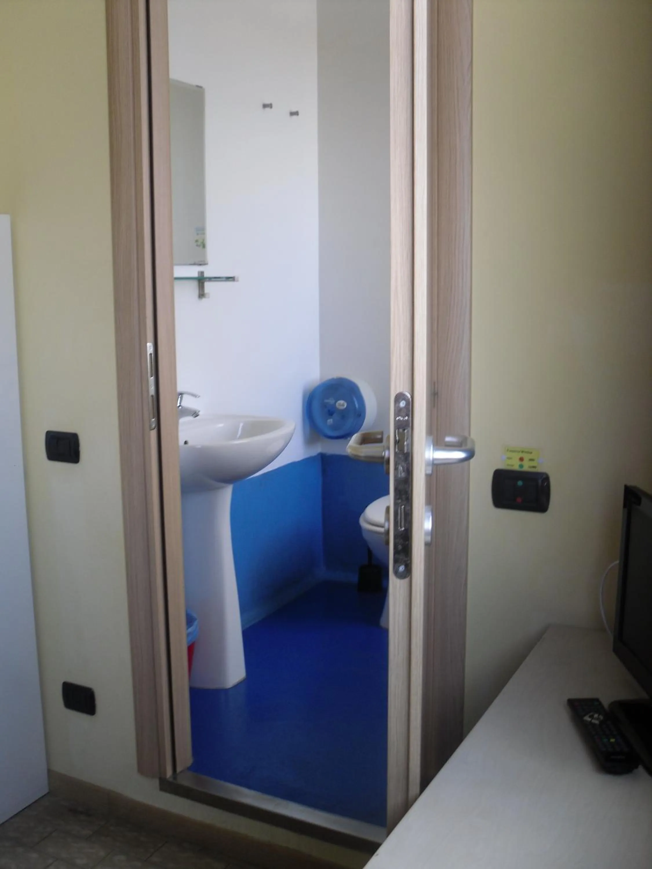 Bathroom, Bed in Hostel San Marino