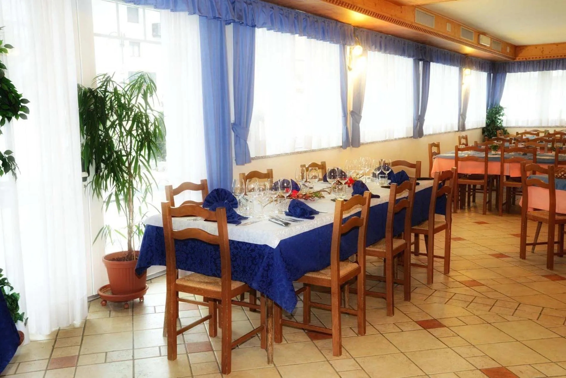 Restaurant/places to eat in Hotel Santoni