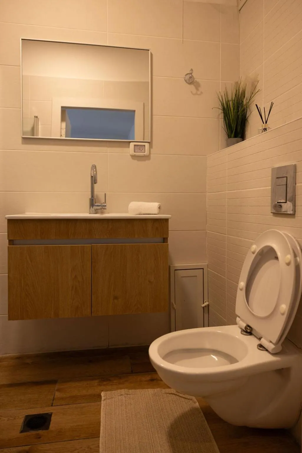 Toilet in Hotel Loui Talpiot