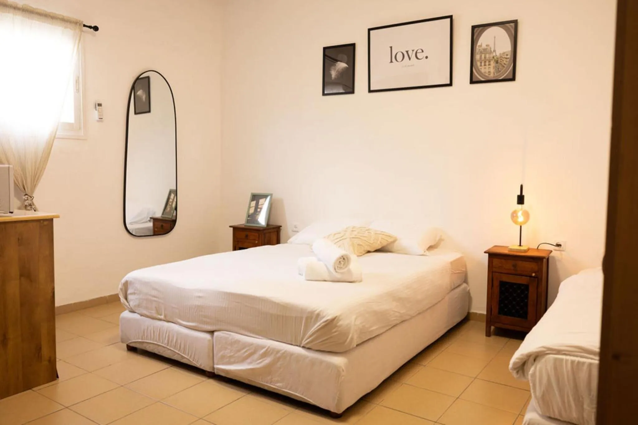 Bed in Hotel Loui Talpiot