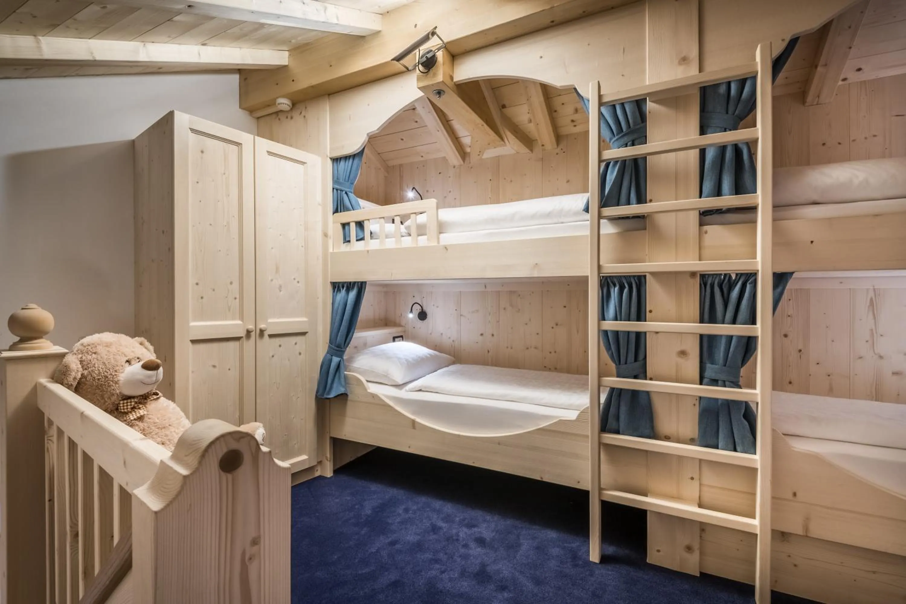 children, Bed in Alpenhotel Plaza