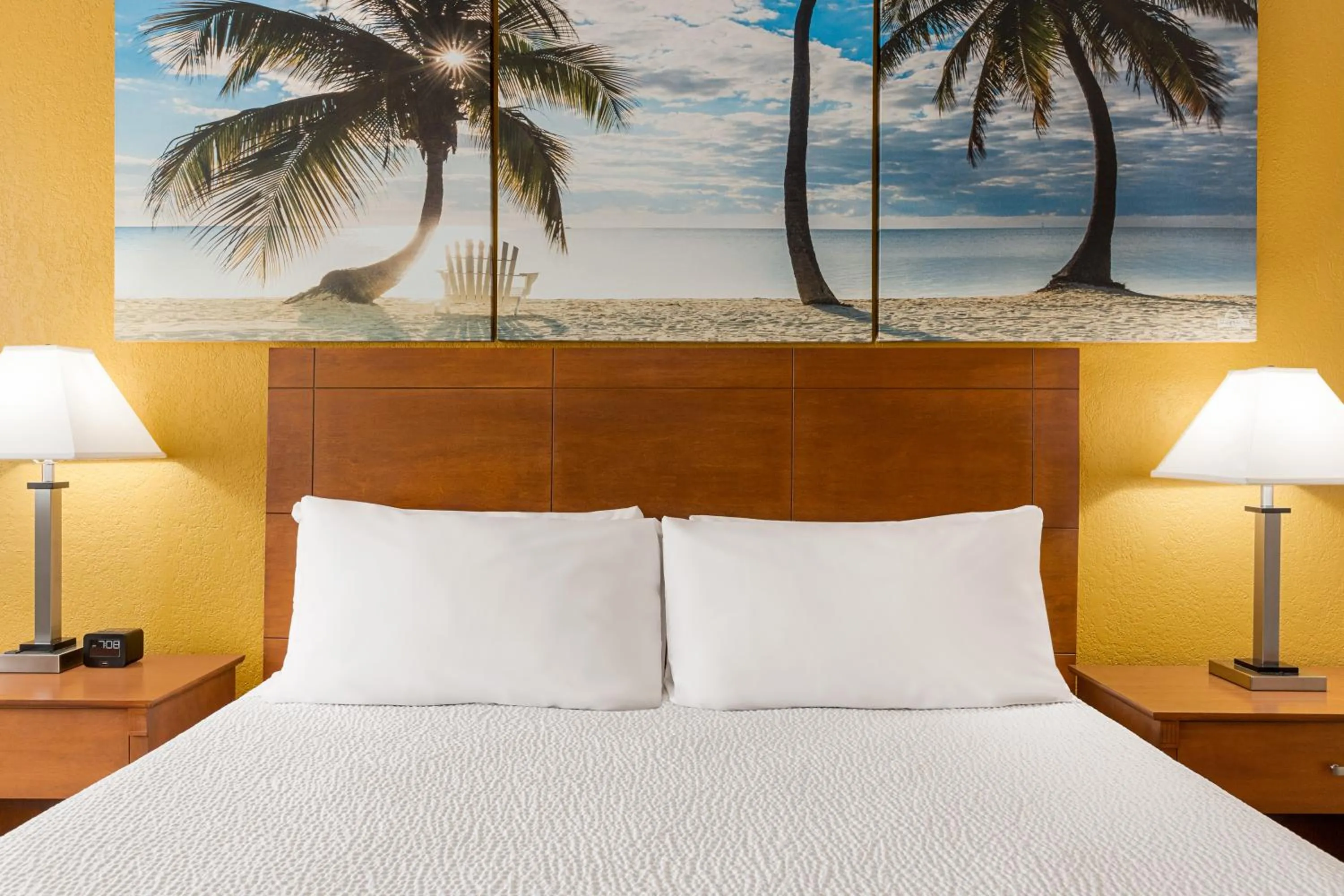 Bed in enVision Hotel Miami International Airport