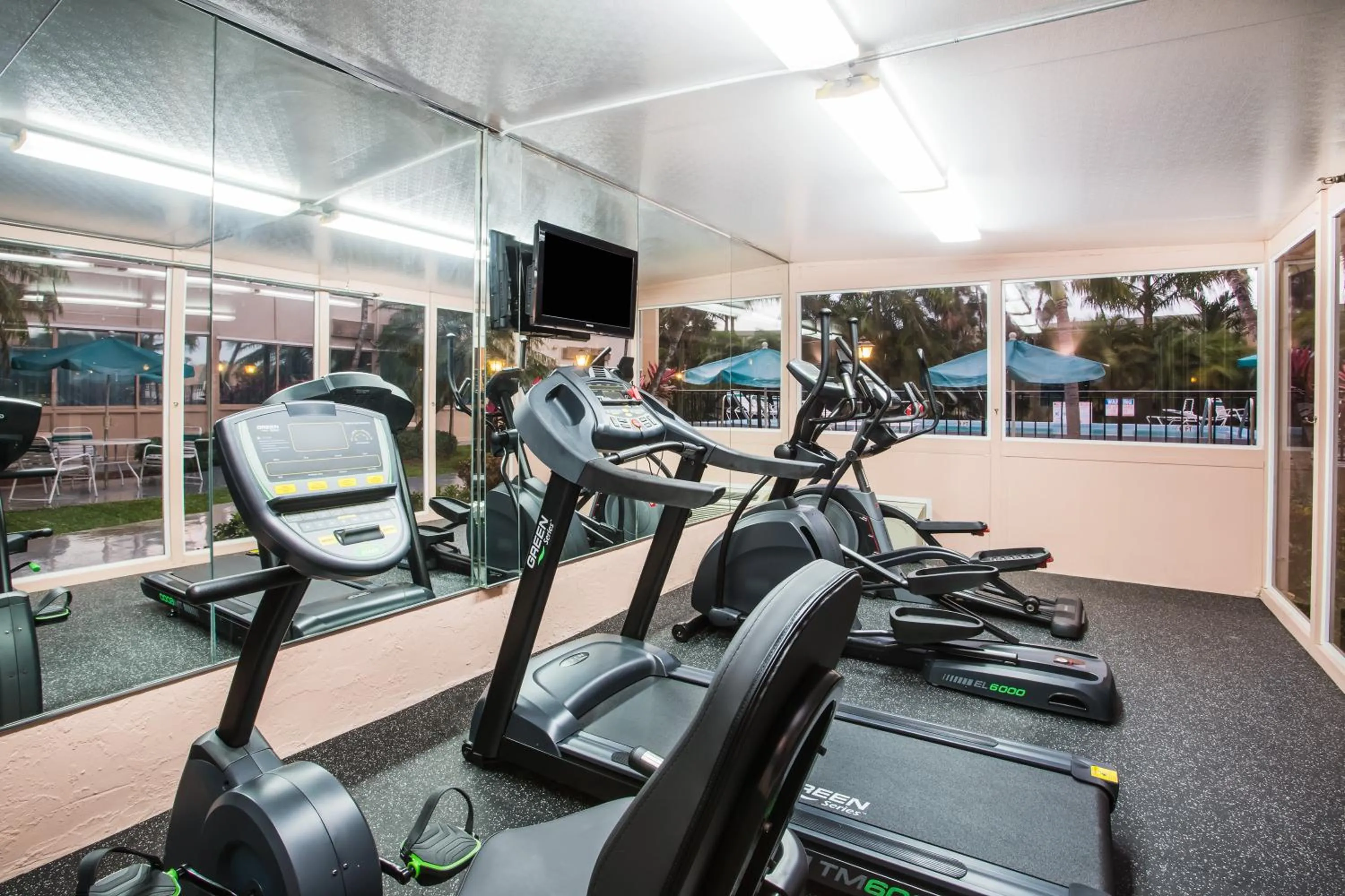 Fitness centre/facilities in enVision Hotel Miami International Airport