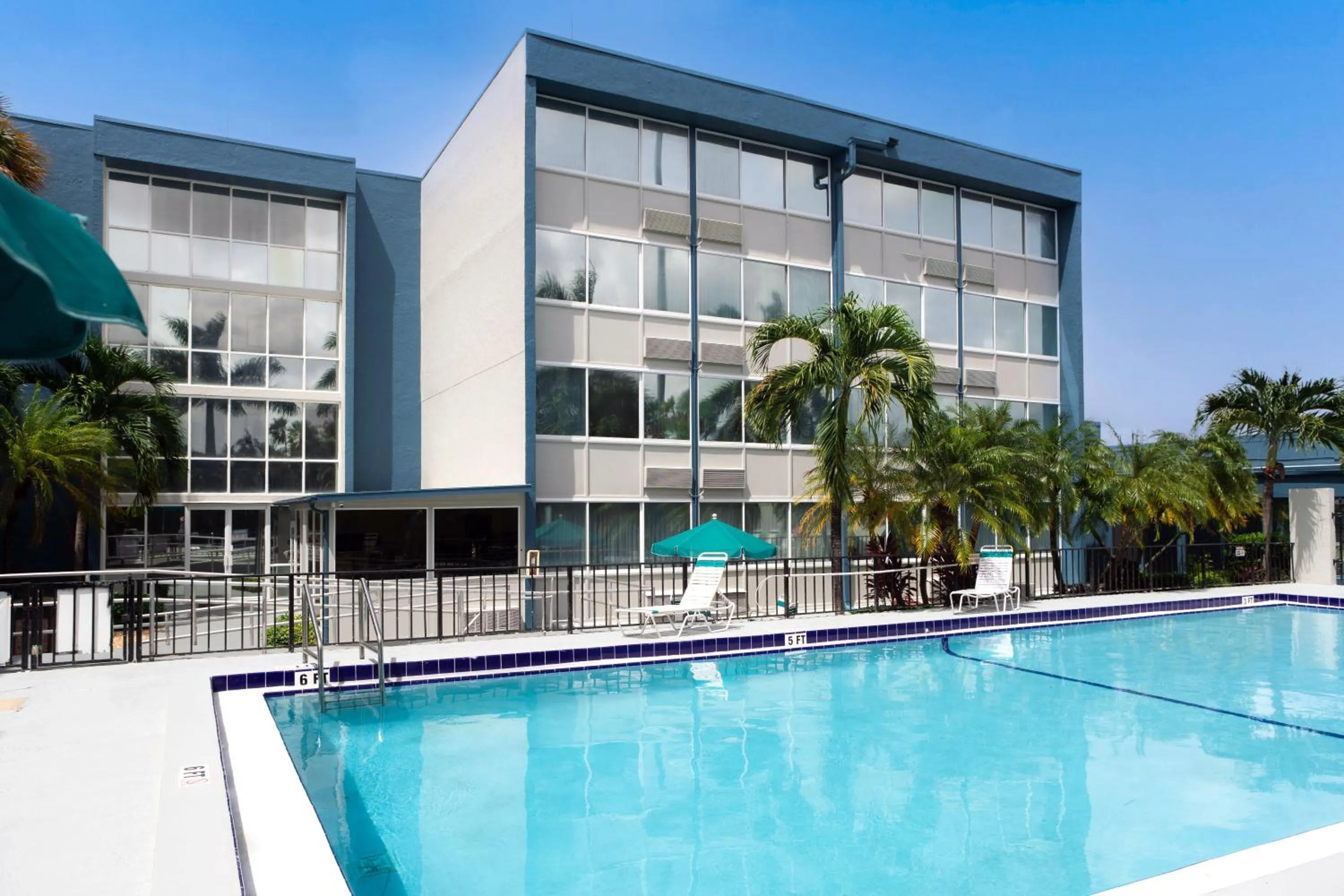 Swimming pool in enVision Hotel Miami International Airport
