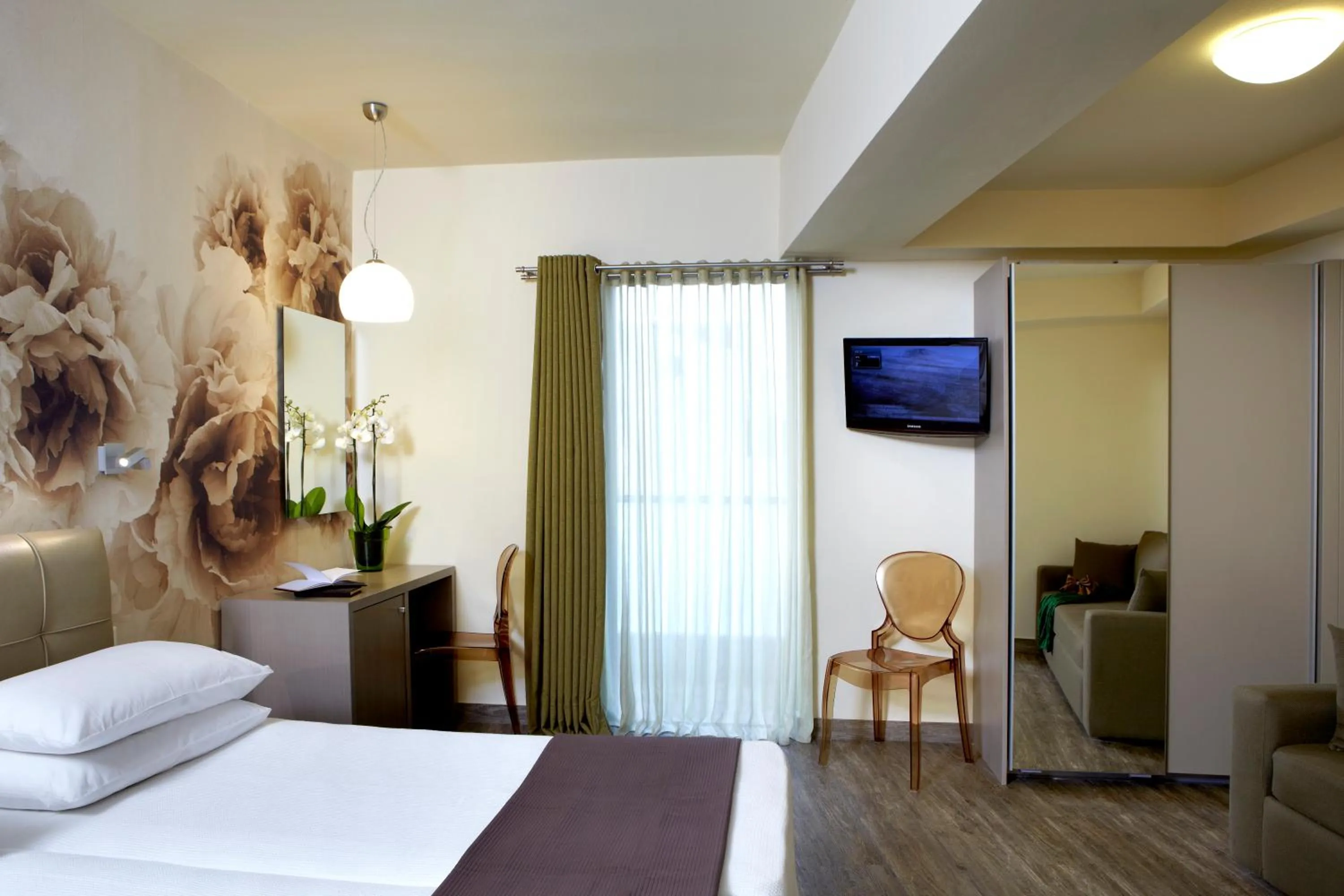 Photo of the whole room, Bed in Mouikis Hotel Kefalonia