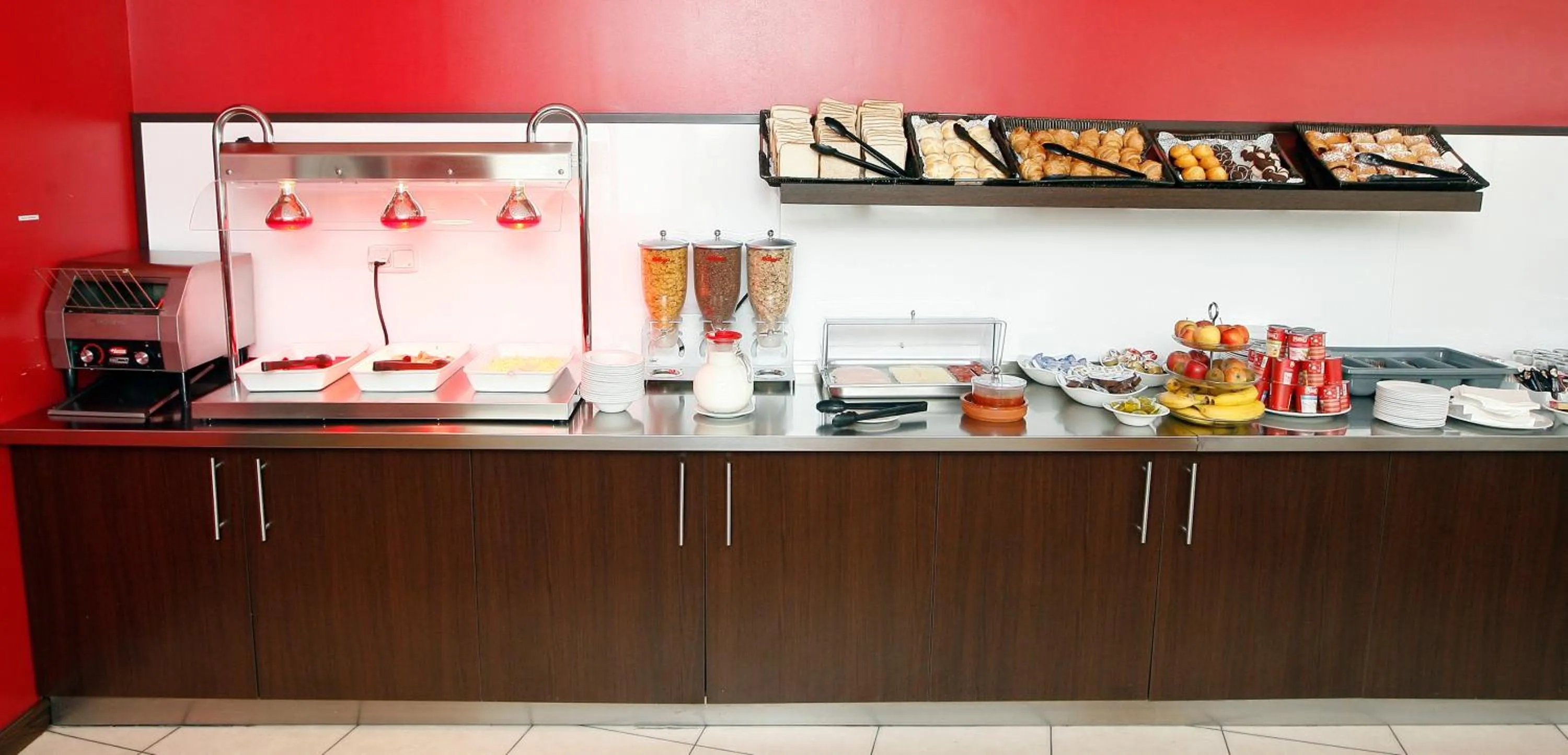 Kitchen or kitchenette in Travelodge Valencia Aeropuerto