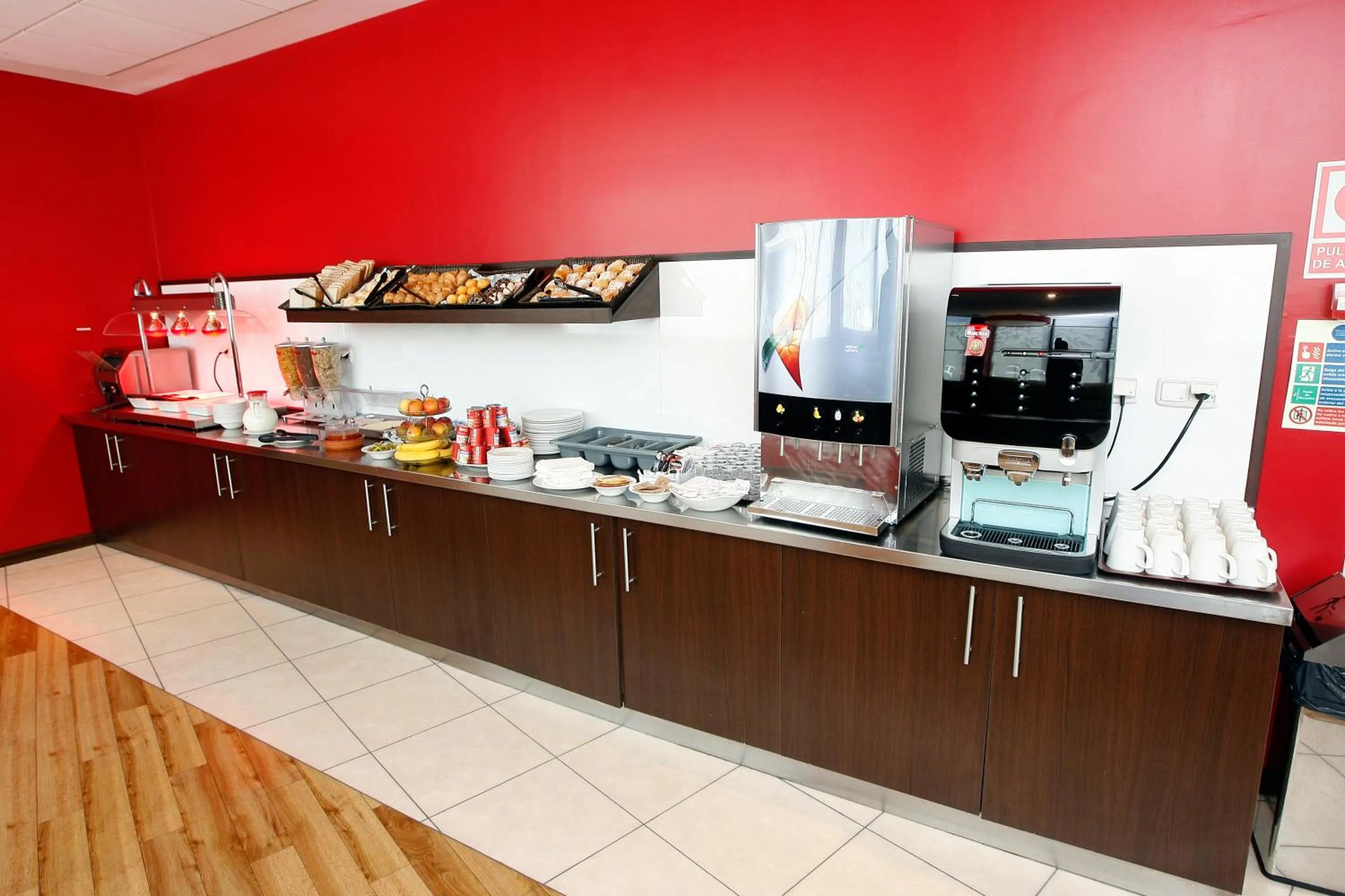 Kitchen or kitchenette in Travelodge Valencia Aeropuerto