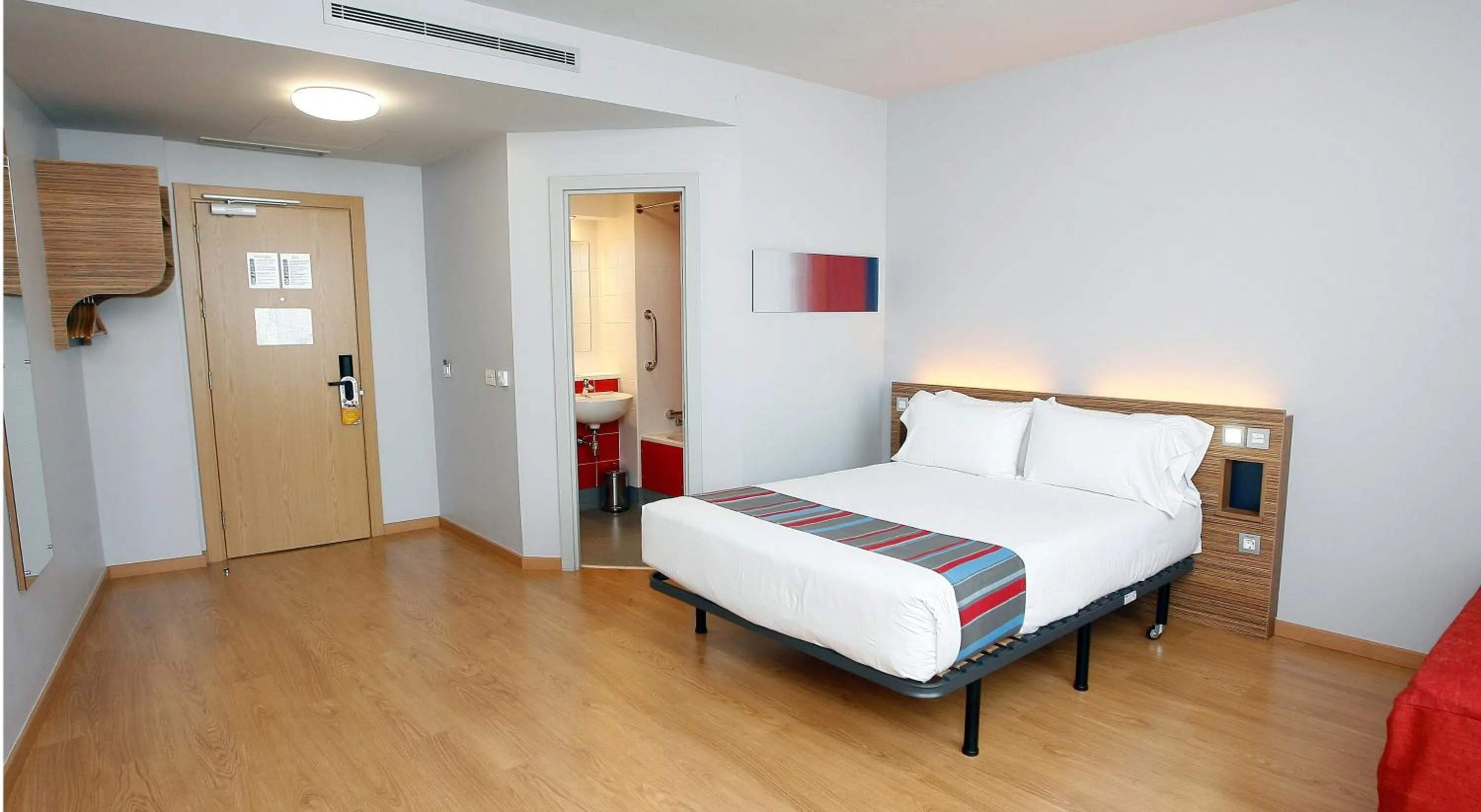 Bedroom, Bed in Travelodge Valencia Aeropuerto