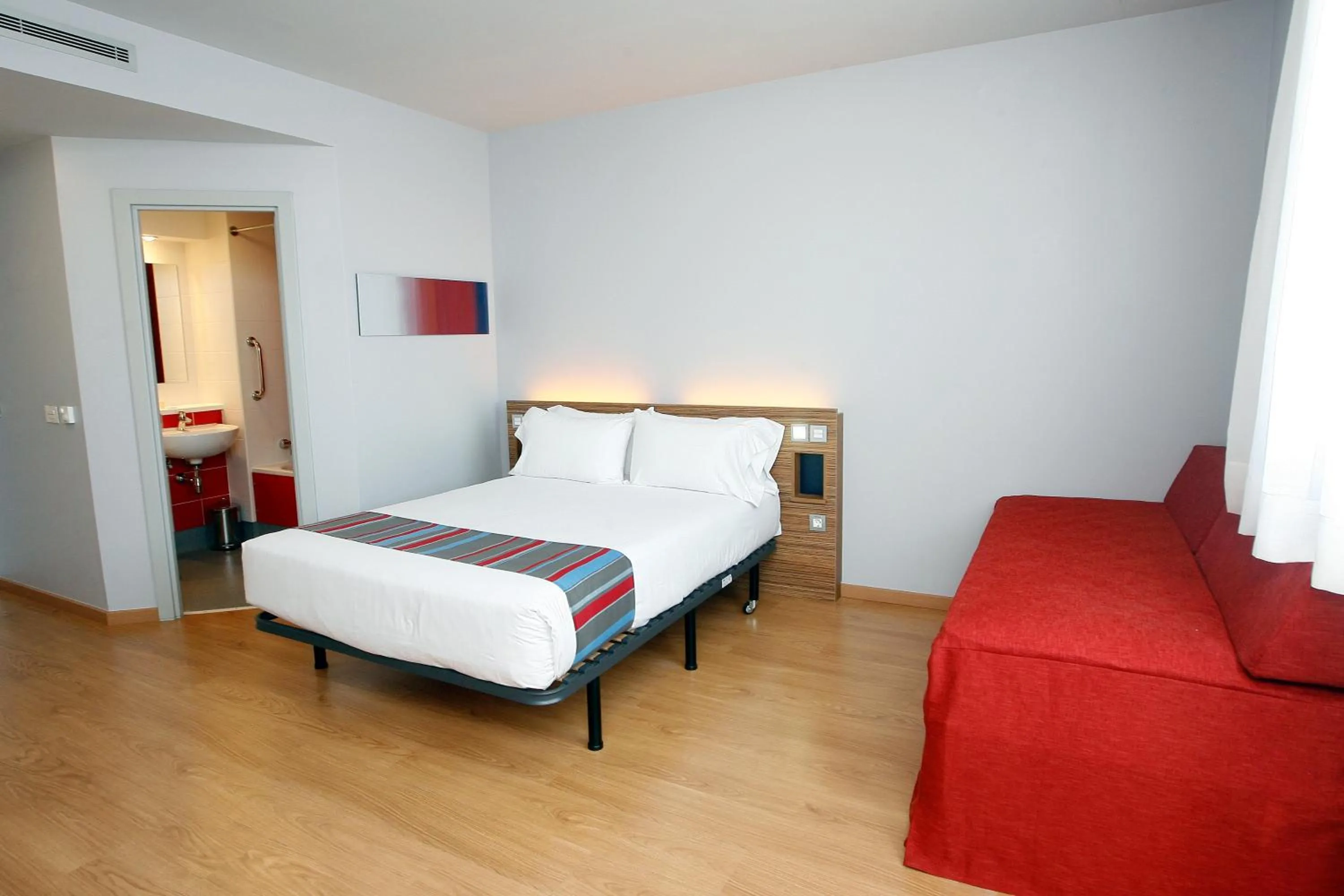 Decorative detail, Bed in Travelodge Valencia Aeropuerto