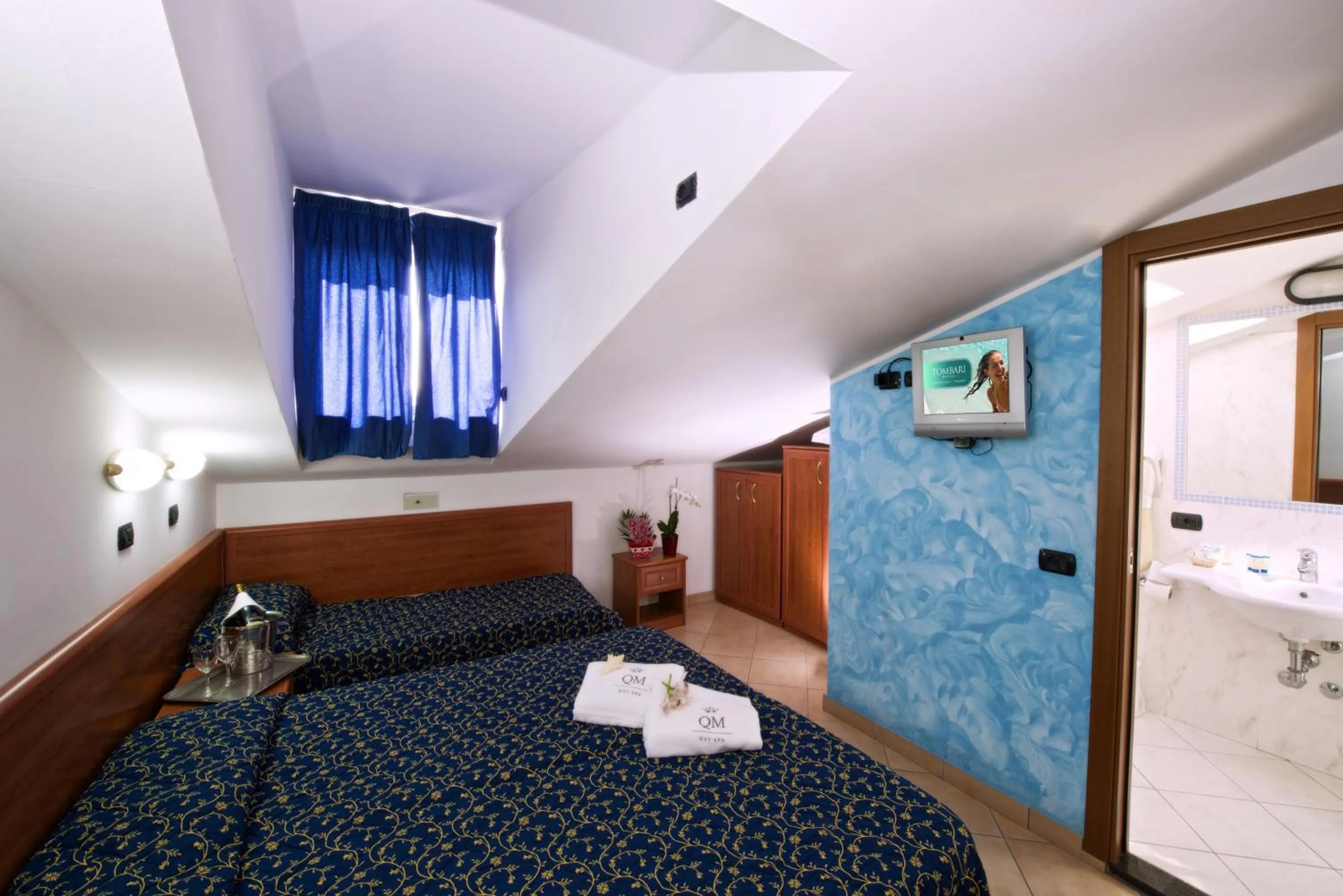 Photo of the whole room, Bed in Hotel Queen Mary