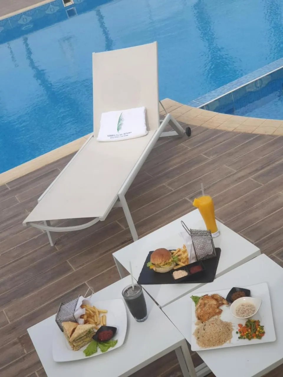 Swimming pool in Sierra Palms Resort