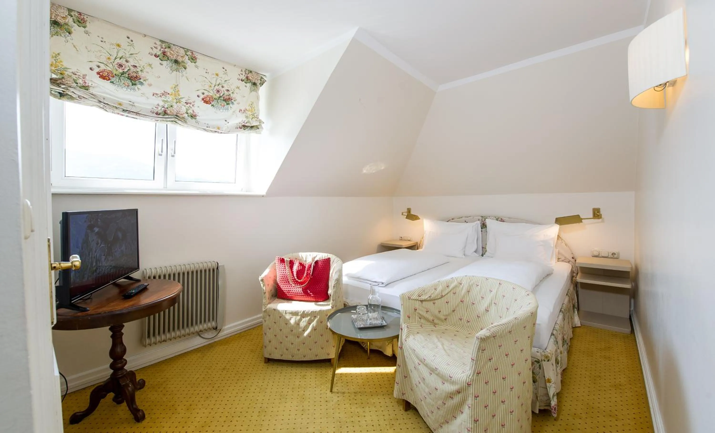 Photo of the whole room, Bed in Dermuth Hotels – Parkvilla Wörth