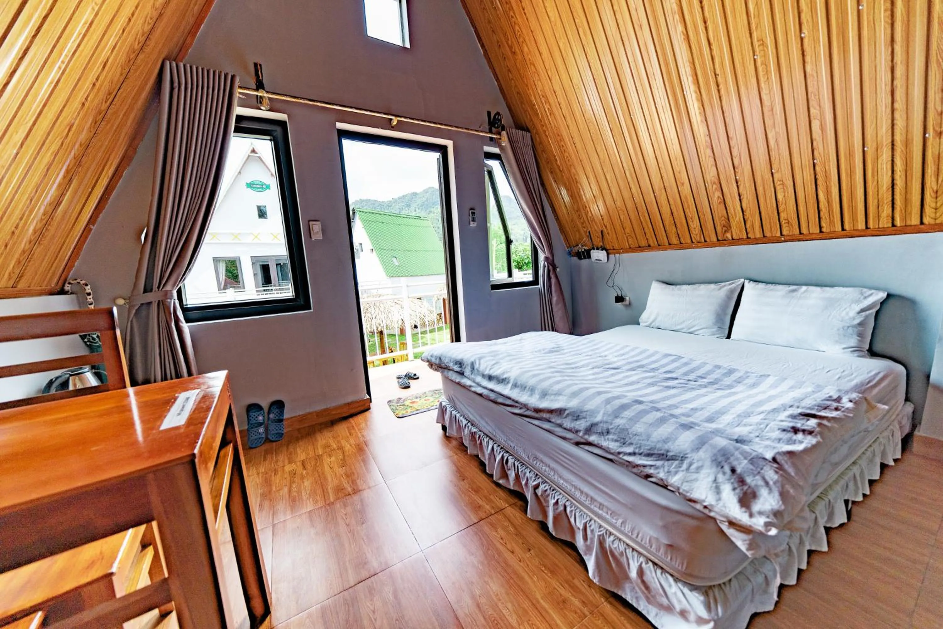 Photo of the whole room, Bed in Carambola Bungalow