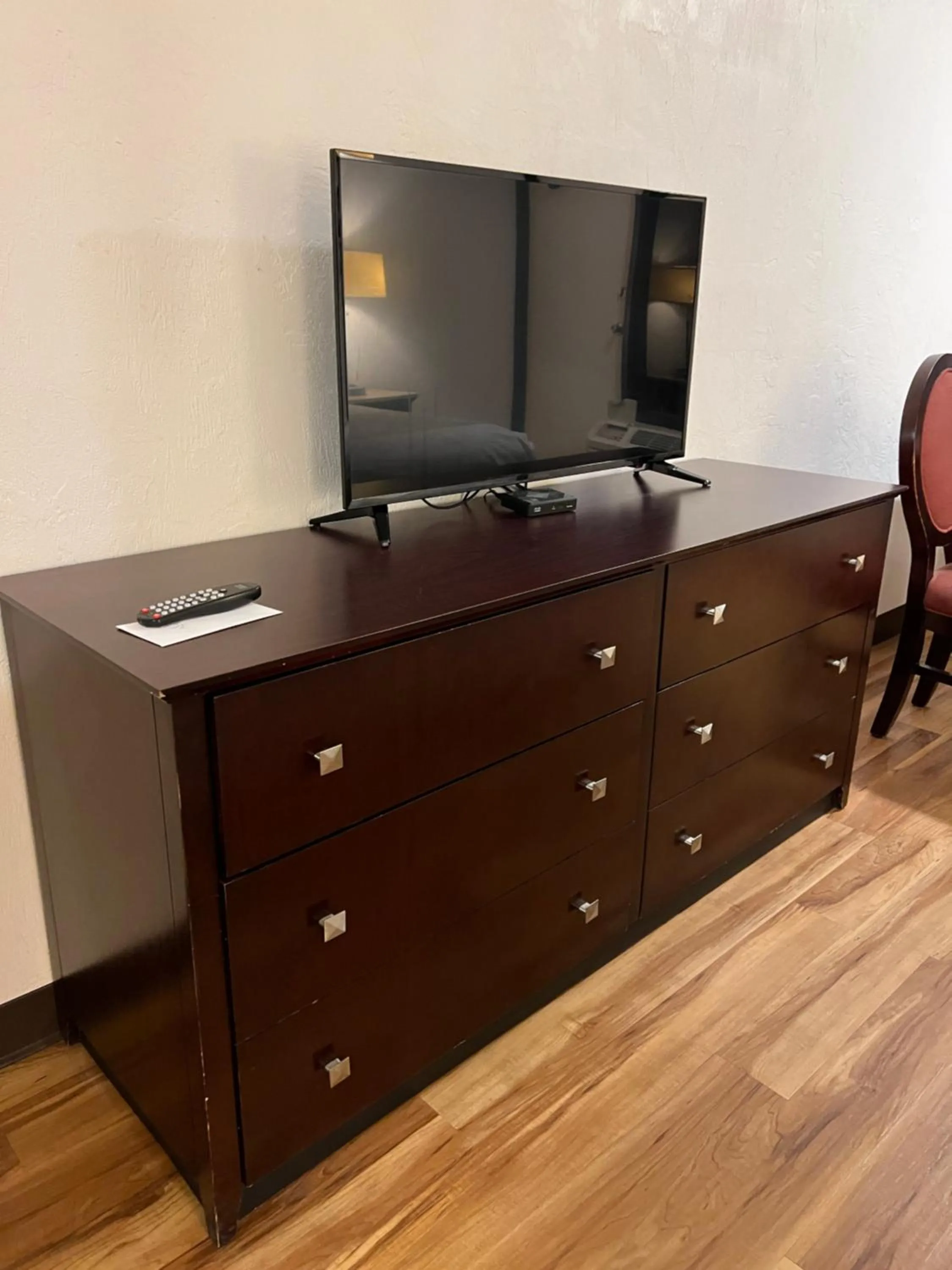 Partial Ocean View King Room W/Balcony & Kitchenette in Flamingo Inn Beachfront - Daytona Beach