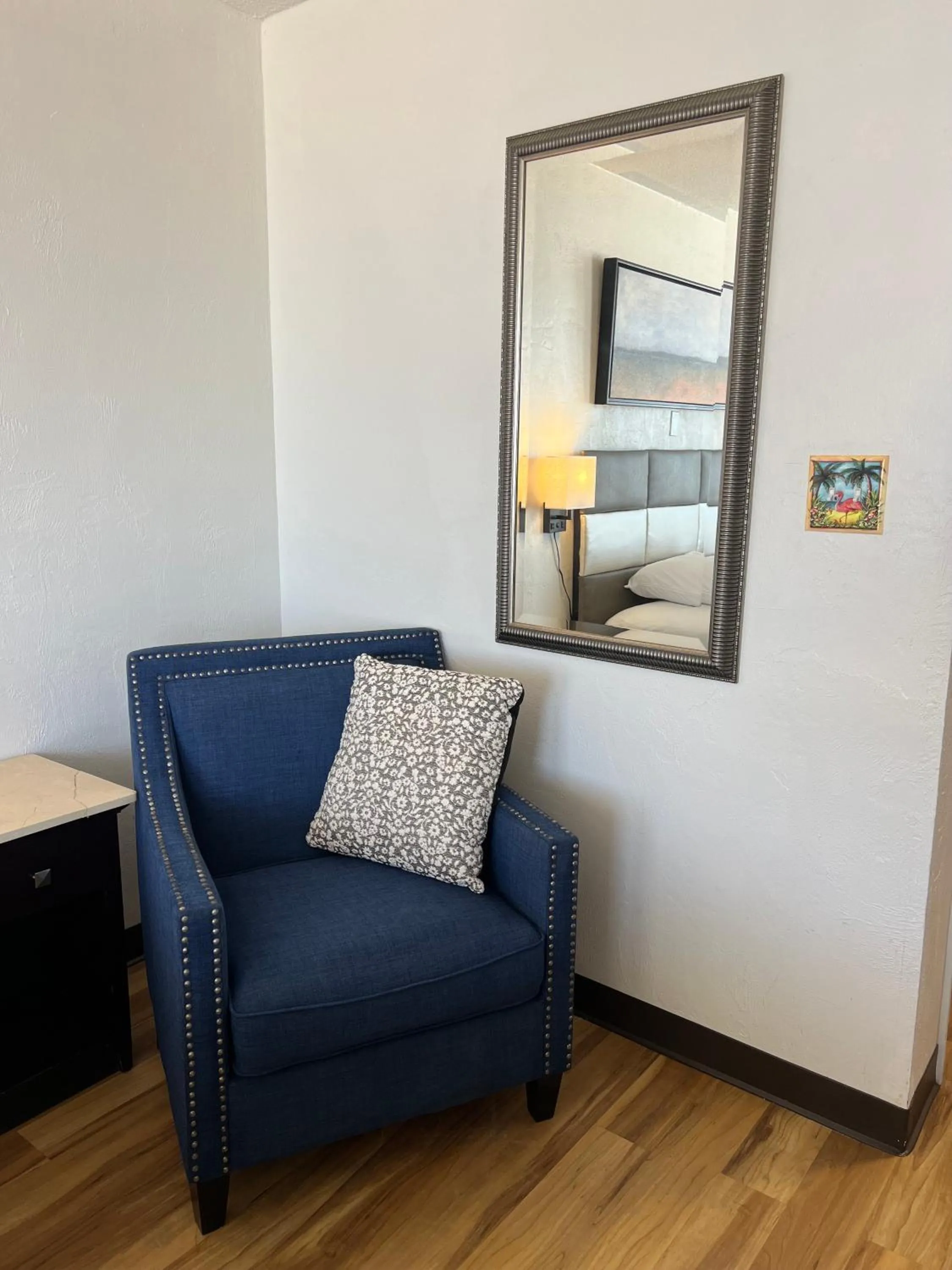 Partial Ocean View King Room W/Balcony & Kitchenette in Flamingo Inn Beachfront - Daytona Beach