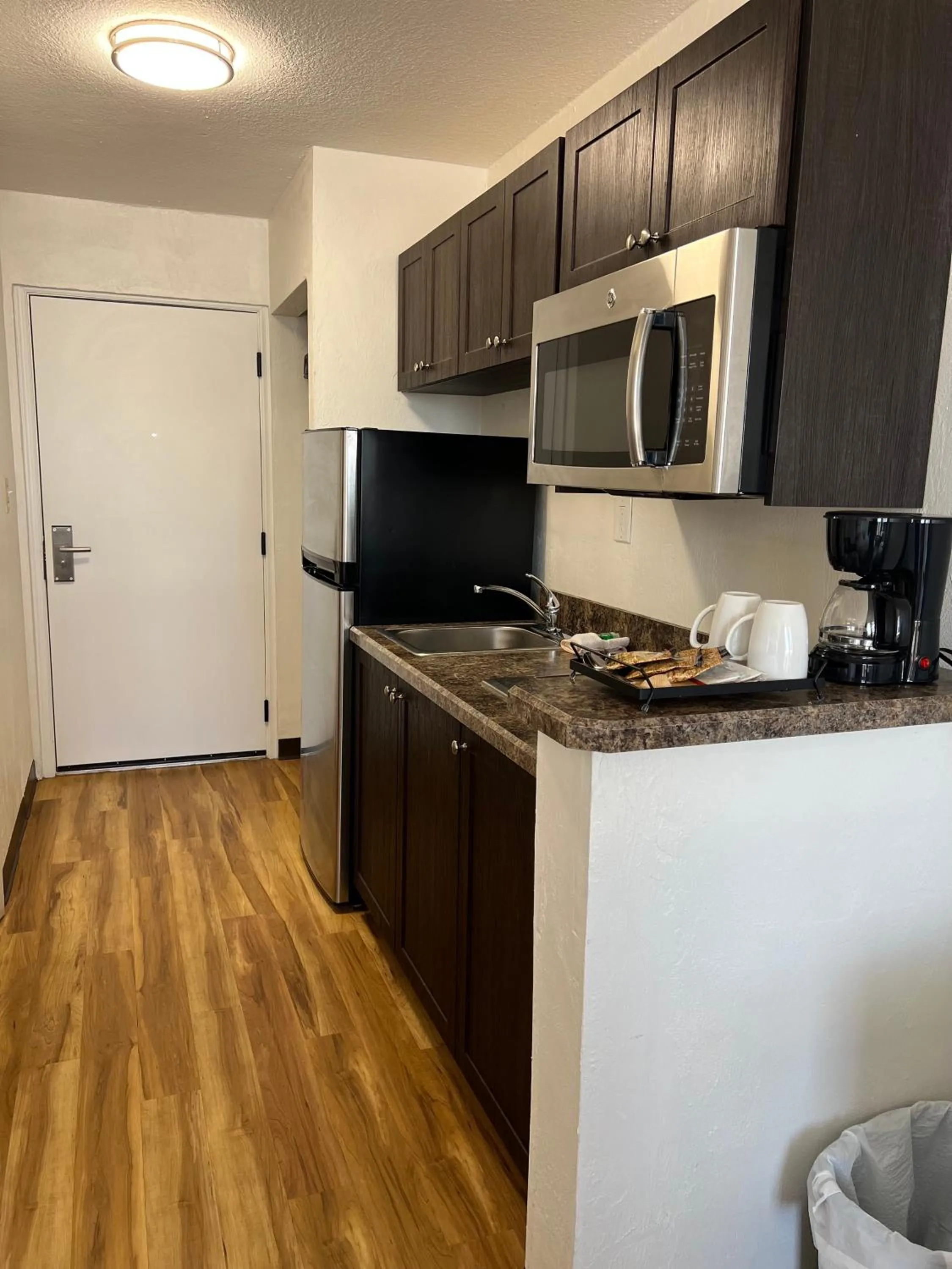 Partial Ocean View King Room W/Balcony & Kitchenette in Flamingo Inn Beachfront - Daytona Beach