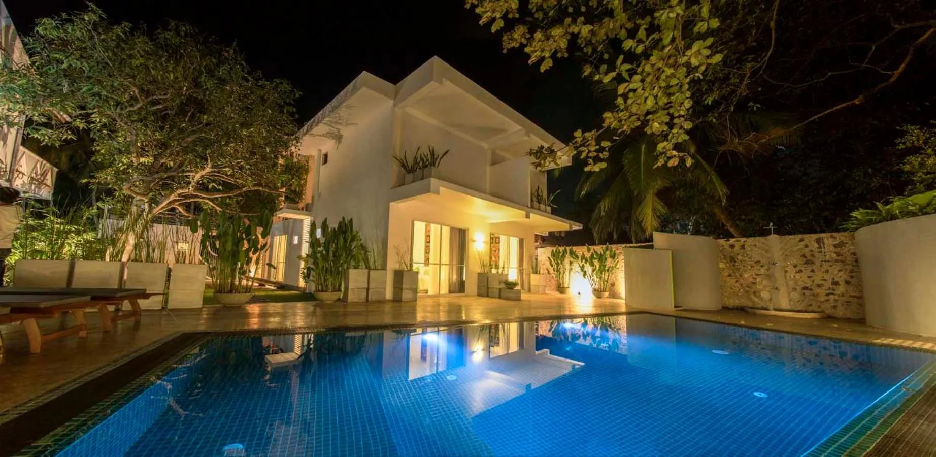 Swimming pool in 18 Faces with free drop off to Galle Fort by TukTuk