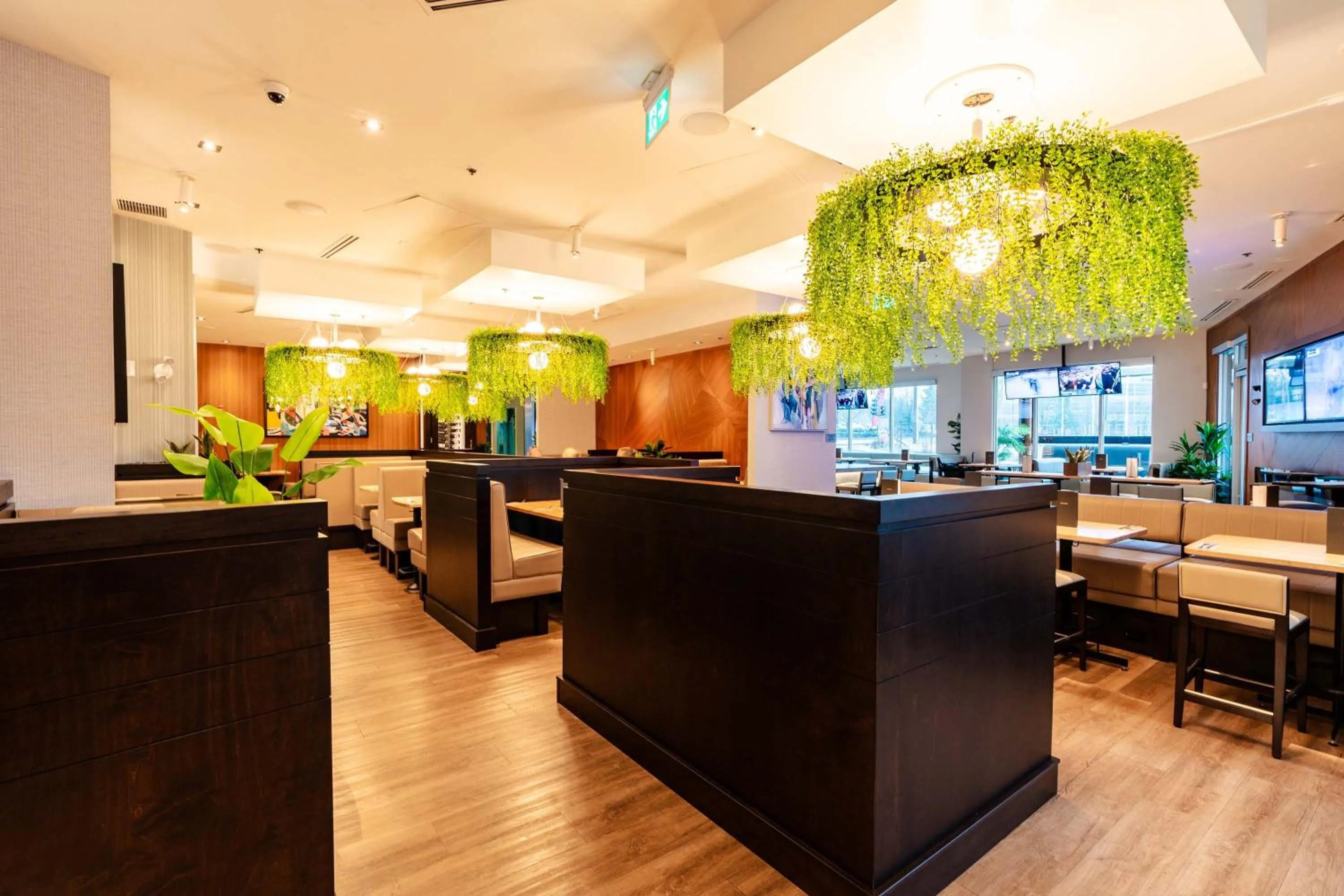 Restaurant/places to eat in Sandman Signature Langley Hotel