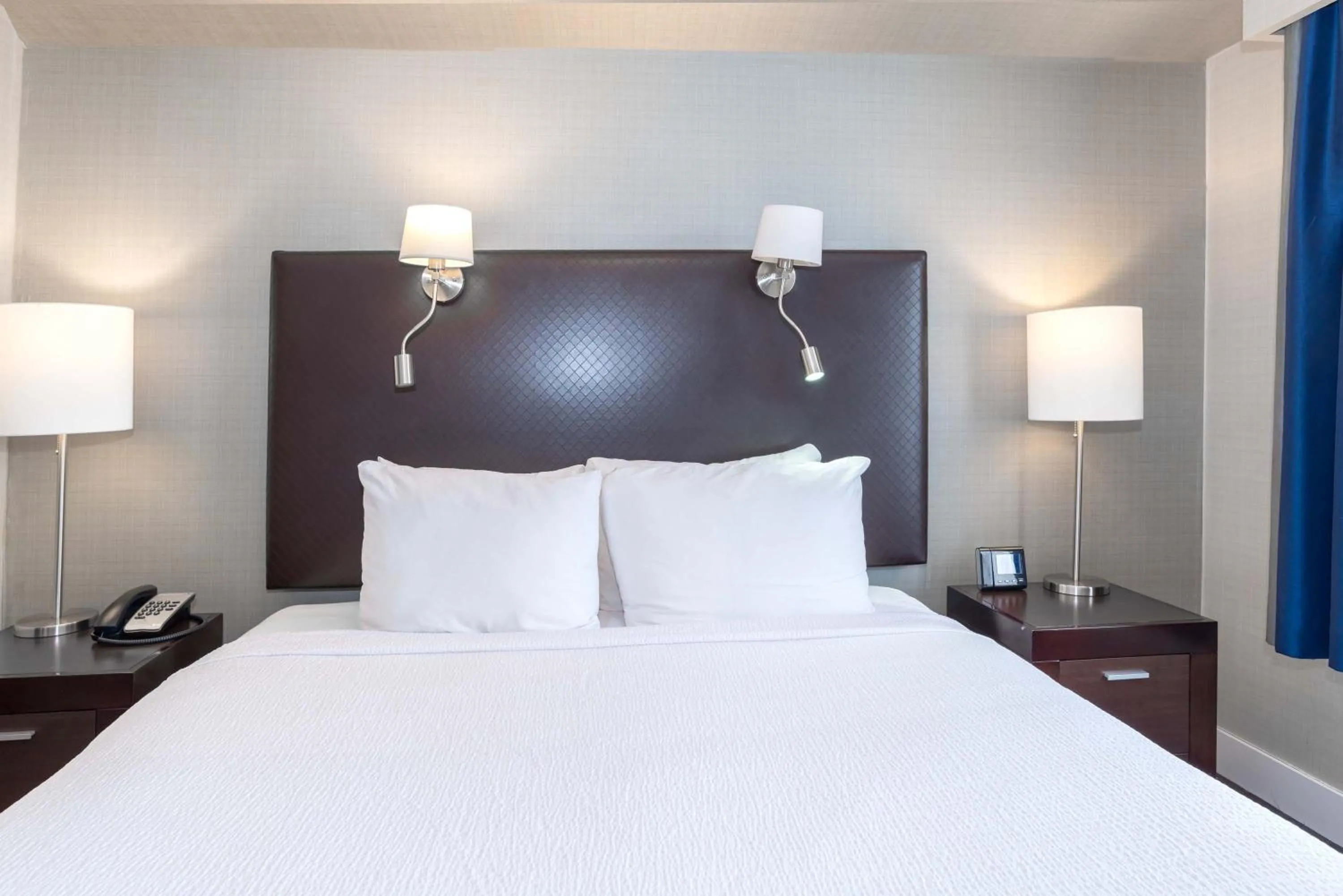 Photo of the whole room, Bed in Sandman Signature Langley Hotel