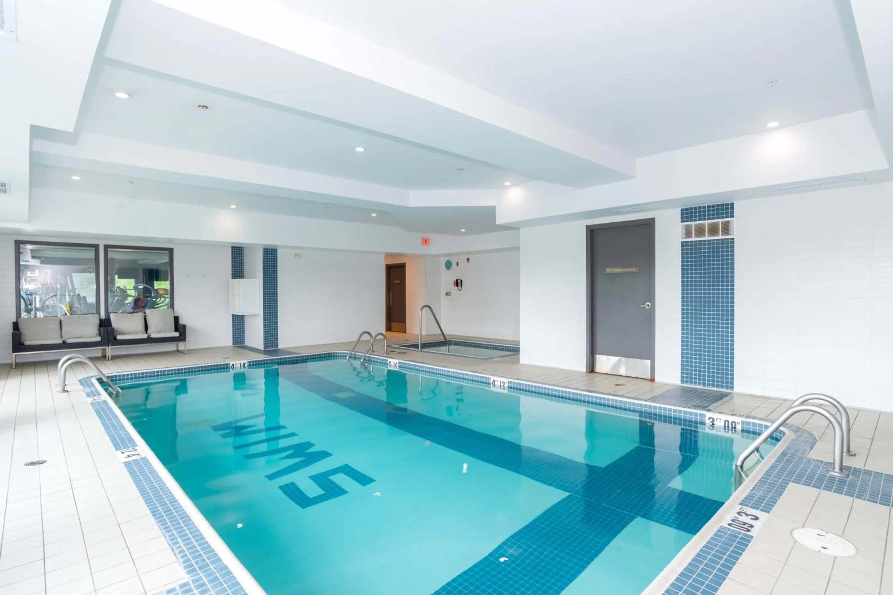 Swimming pool in Sandman Signature Langley Hotel