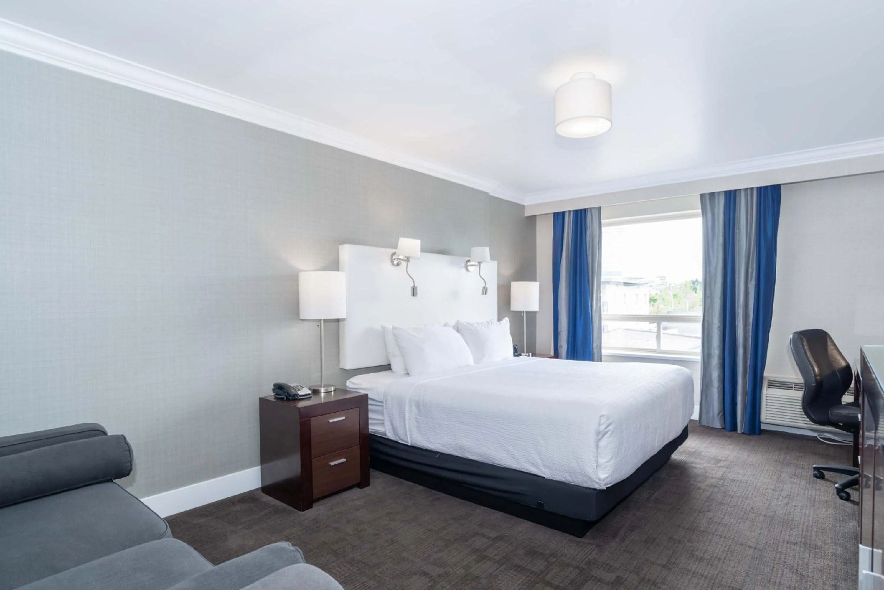 Photo of the whole room, Bed in Sandman Signature Langley Hotel