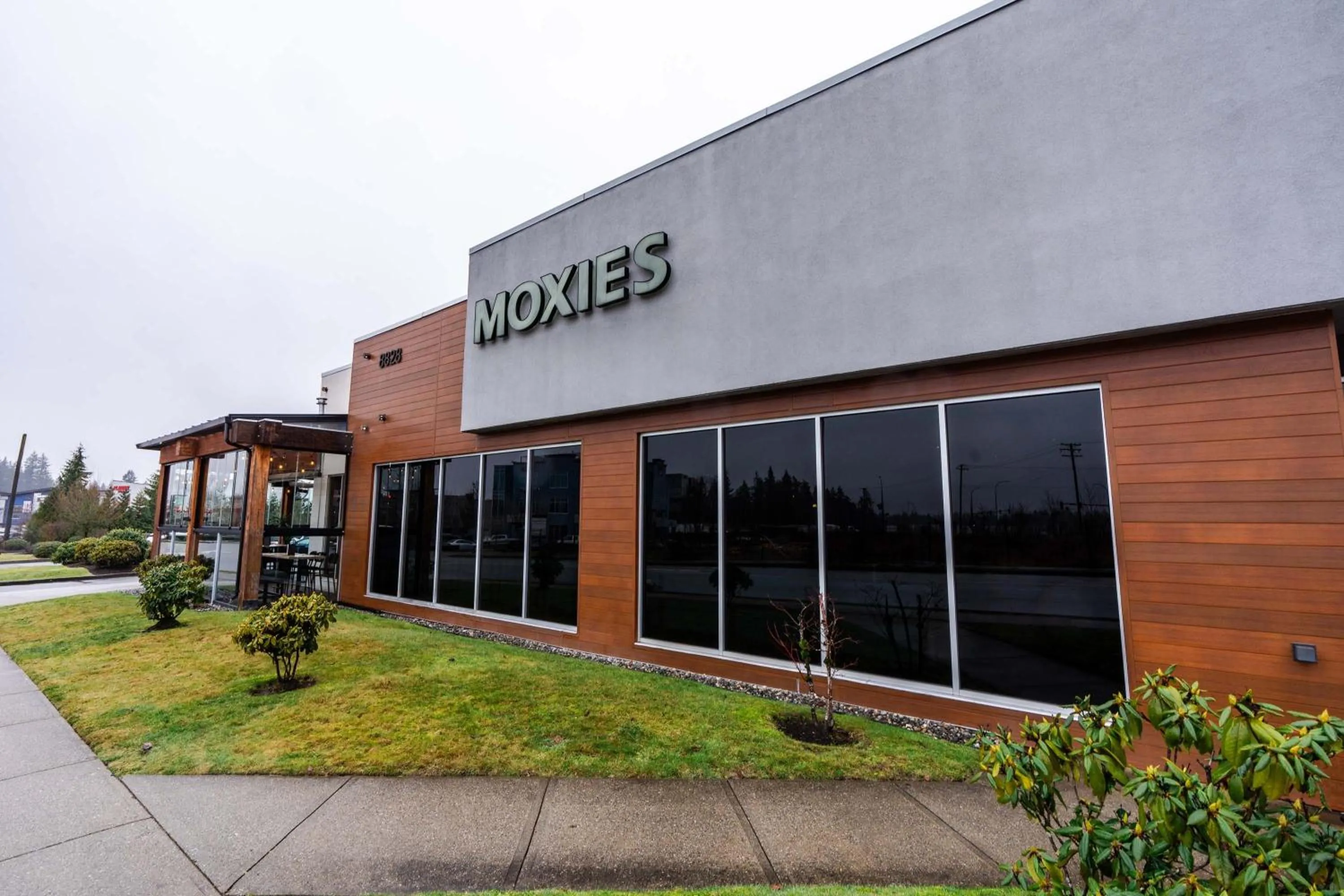 Restaurant/places to eat in Sandman Signature Langley Hotel