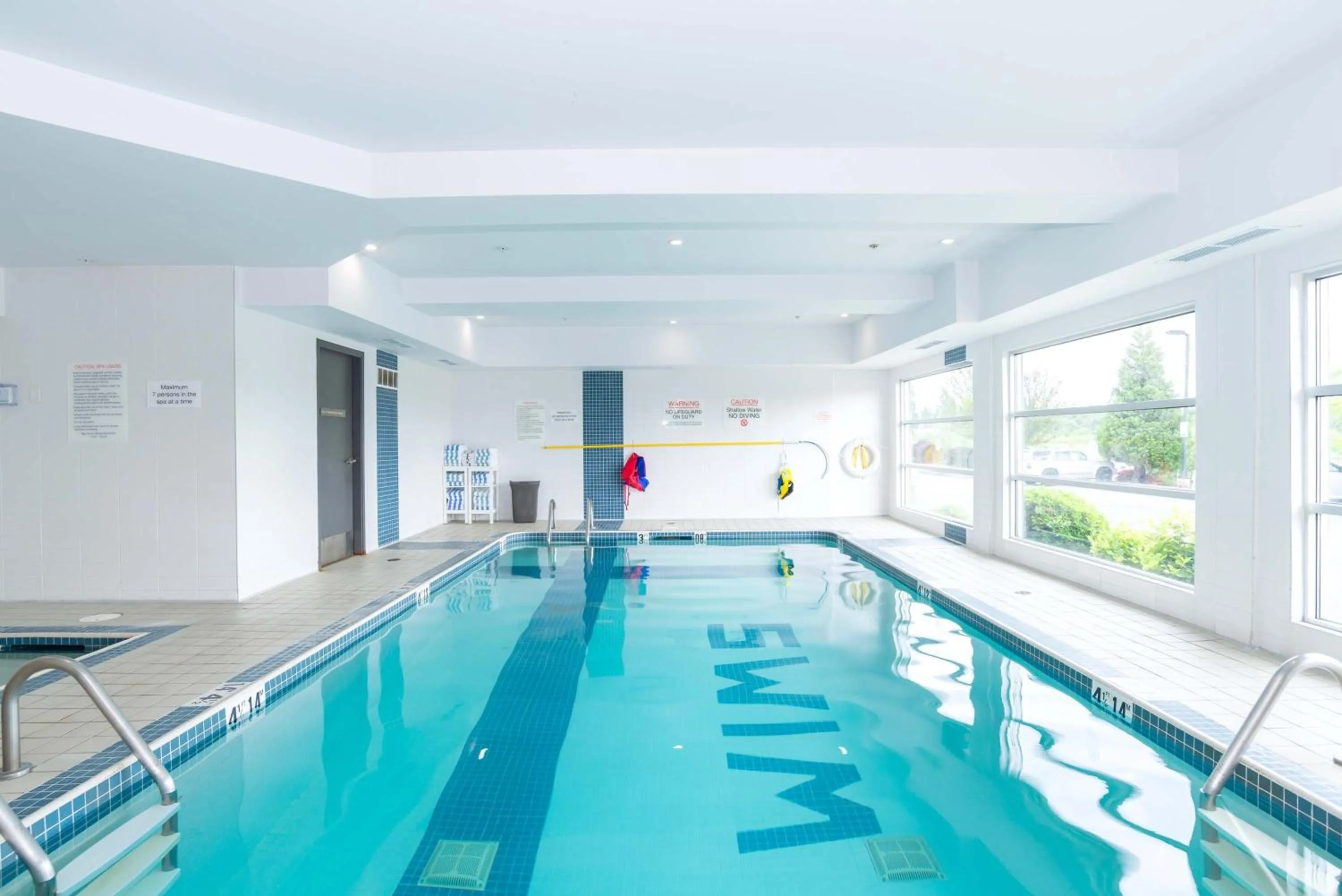 Swimming pool in Sandman Signature Langley Hotel