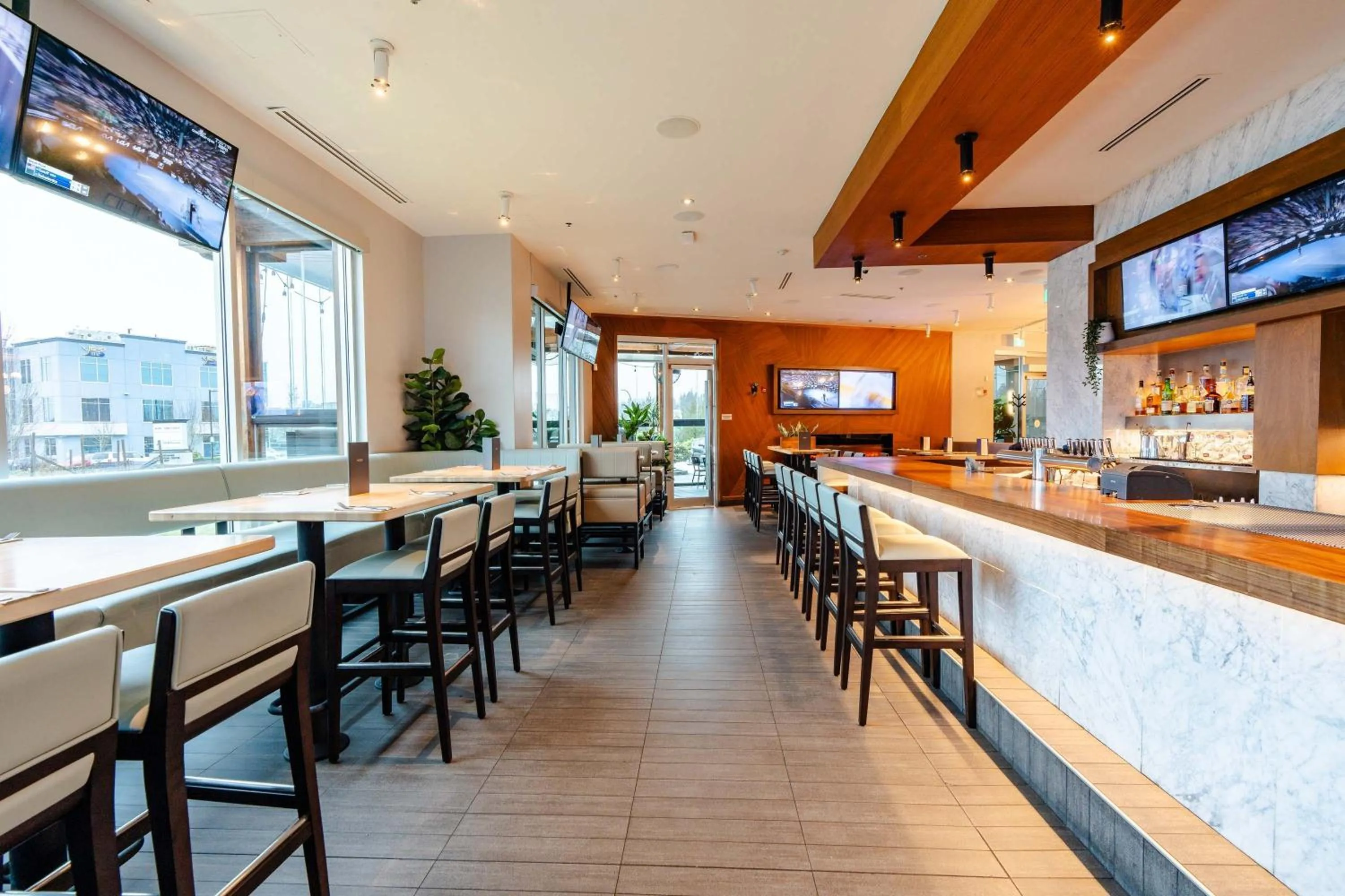Restaurant/places to eat in Sandman Signature Langley Hotel