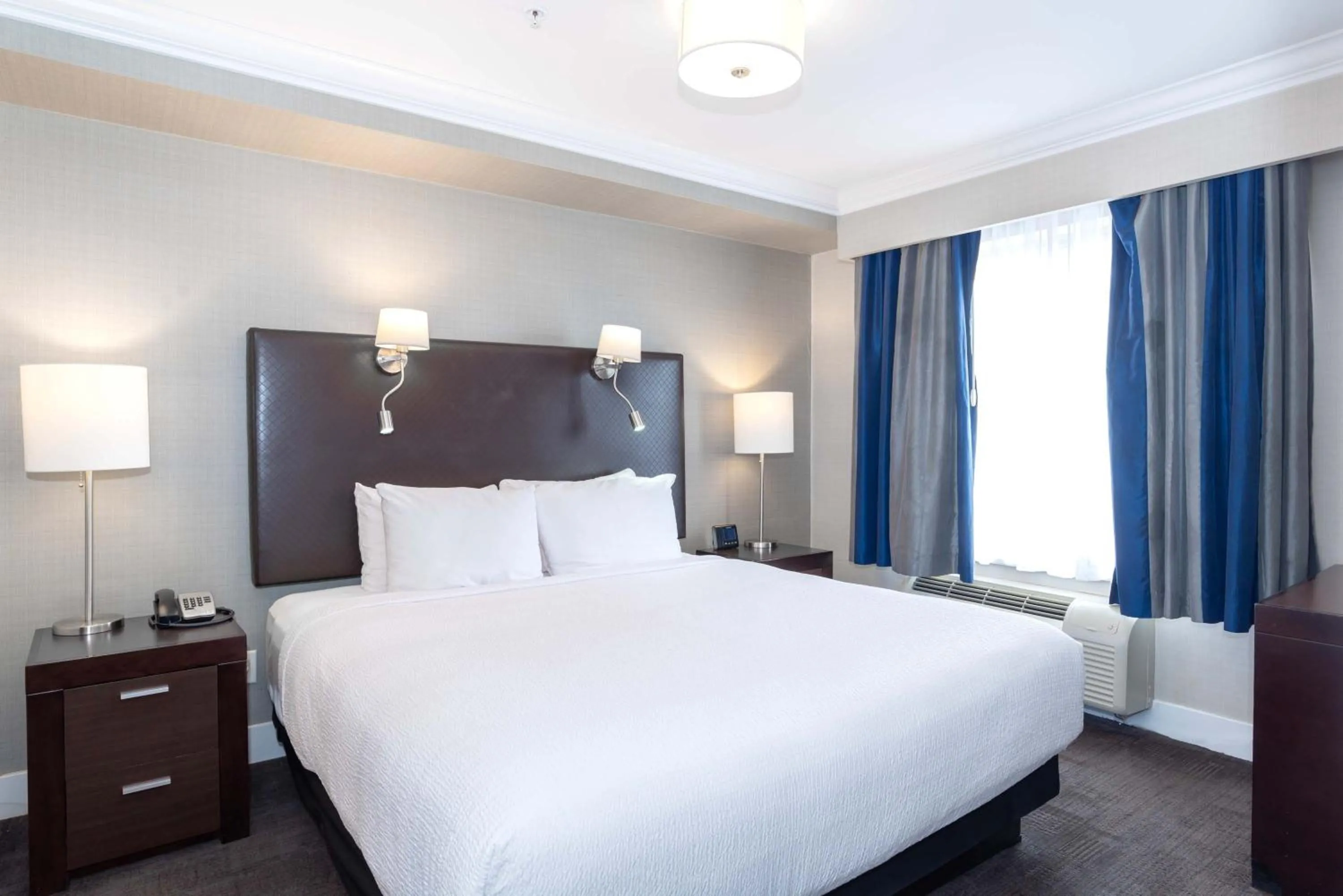 Photo of the whole room, Bed in Sandman Signature Langley Hotel