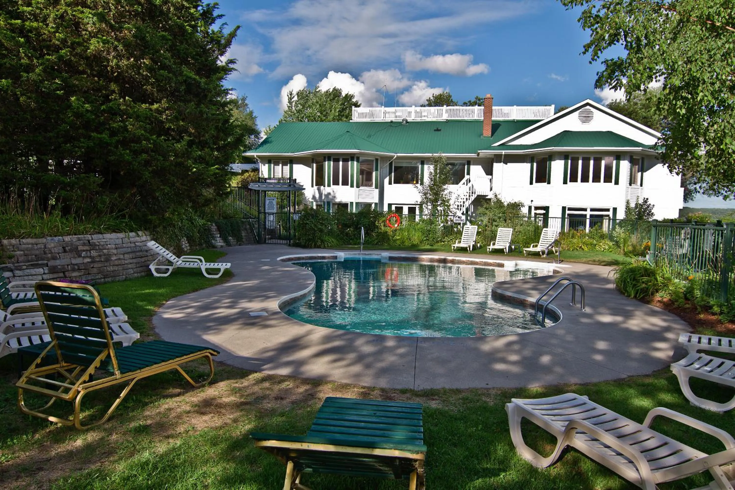 Swimming pool in Elmhirst's Resort