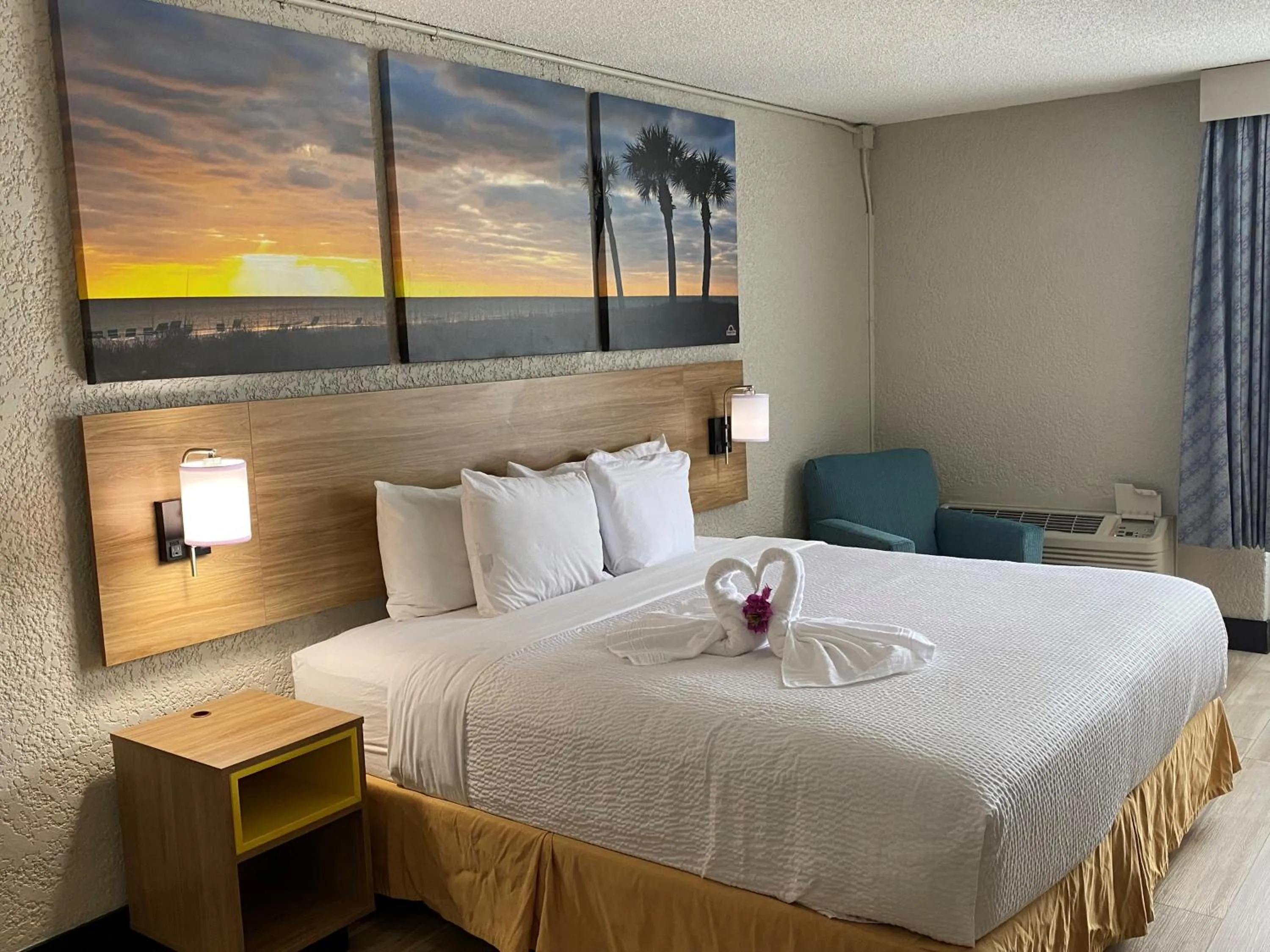 Photo of the whole room, Bed in Days Inn & Suites by Wyndham Fort Pierce Midtown