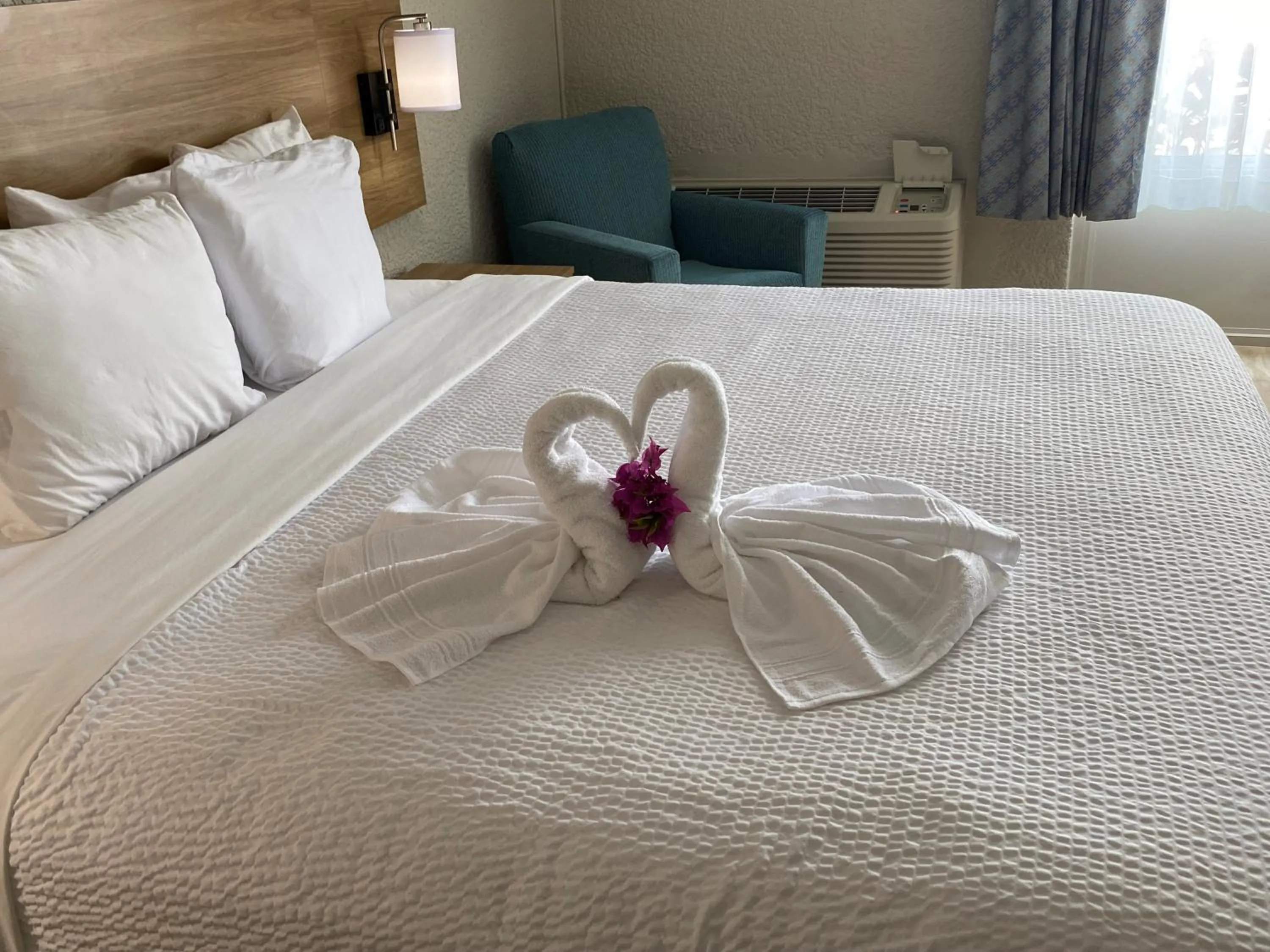 Bed in Days Inn & Suites by Wyndham Fort Pierce Midtown