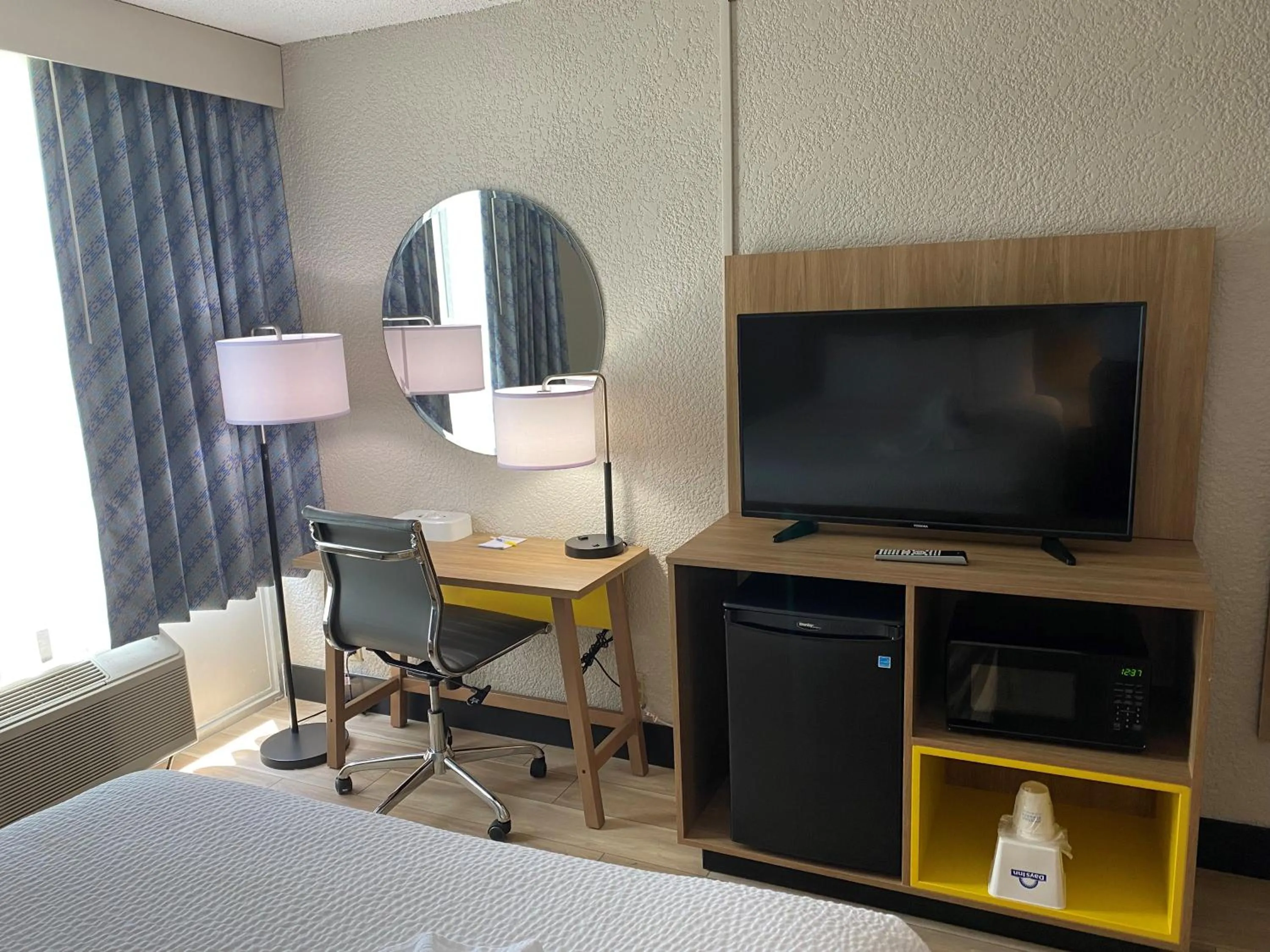 TV and multimedia, Bed in Days Inn & Suites by Wyndham Fort Pierce Midtown