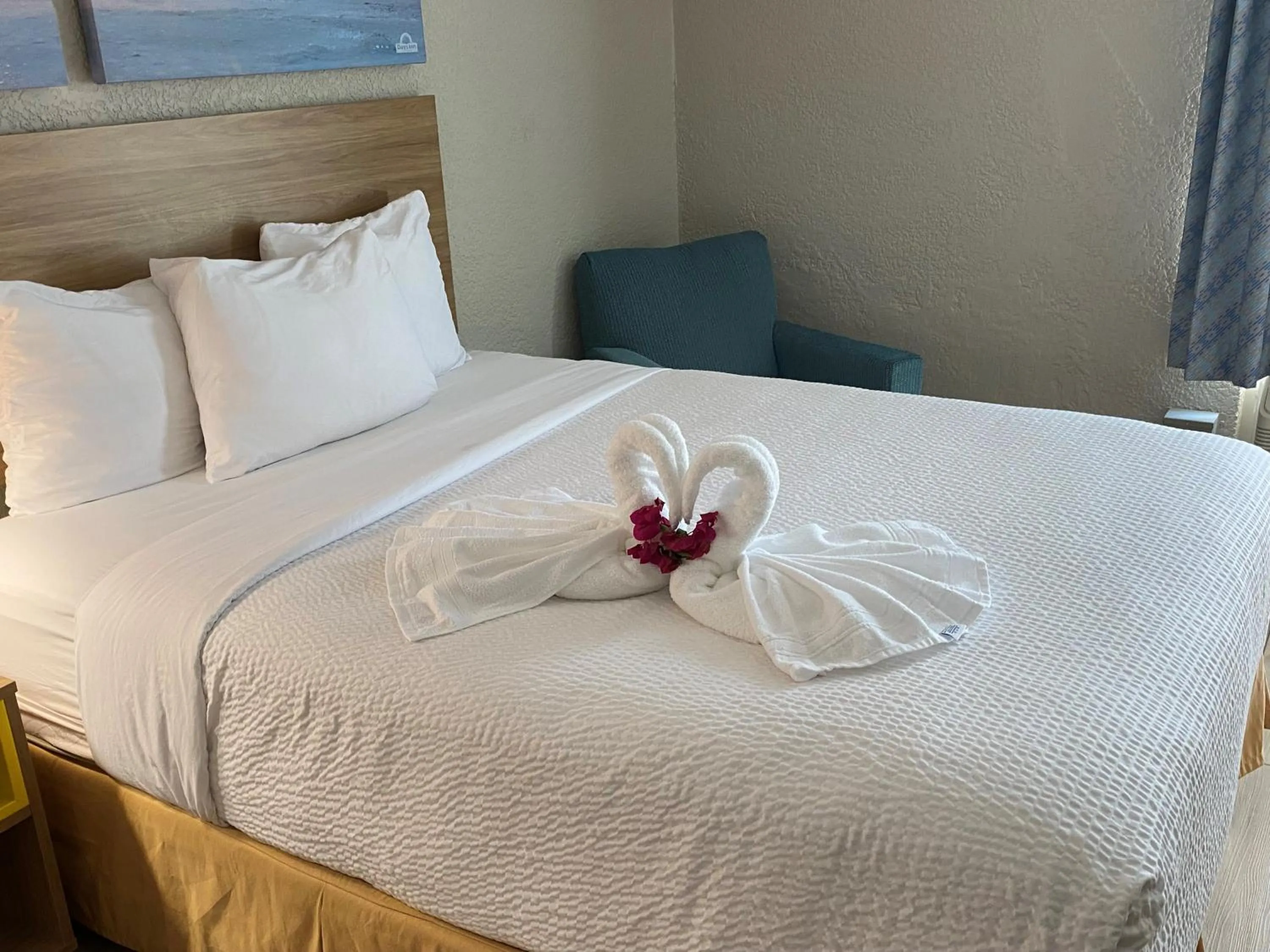 Bed in Days Inn & Suites by Wyndham Fort Pierce Midtown