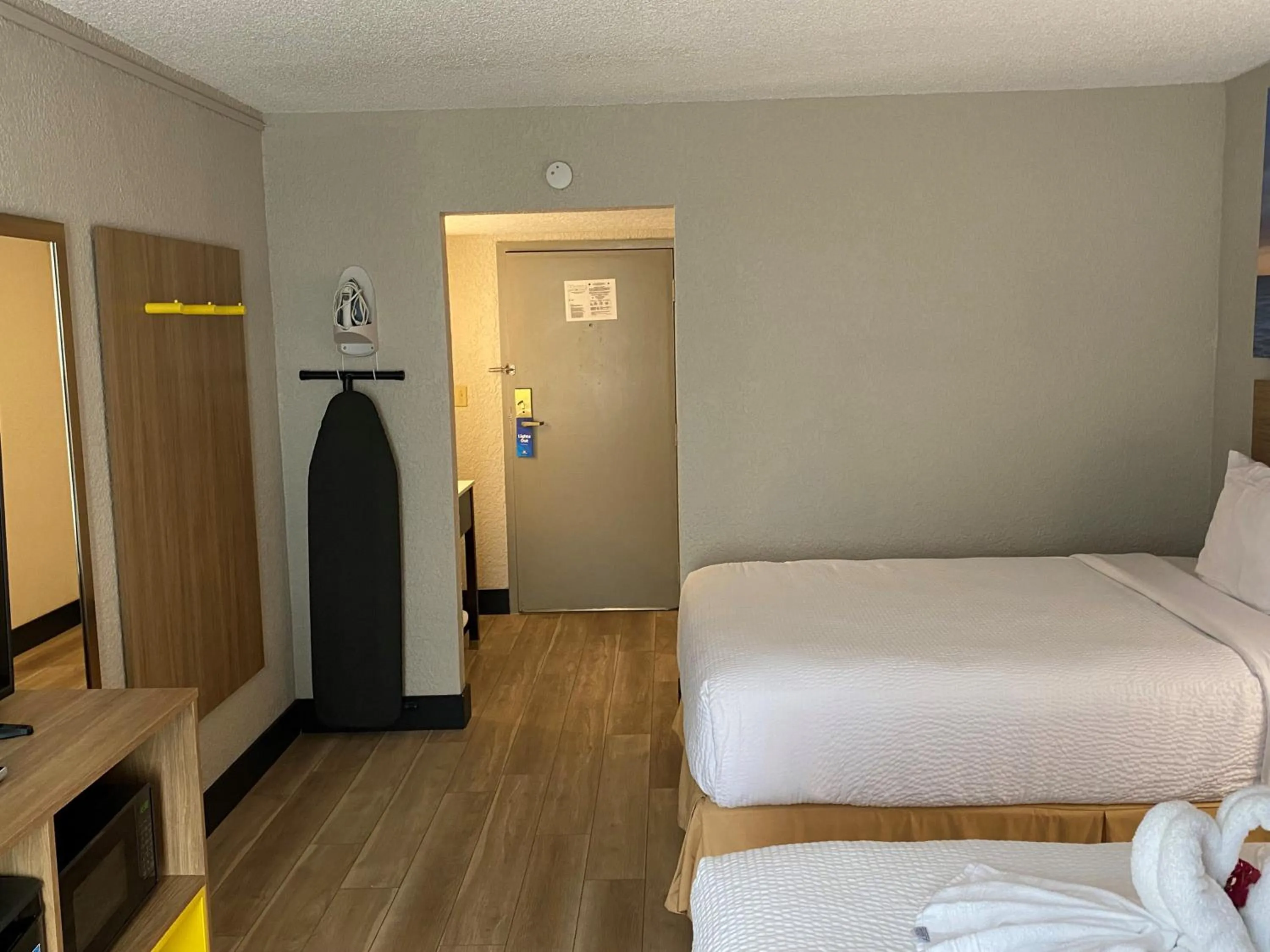 Bedroom, Bed in Days Inn & Suites by Wyndham Fort Pierce Midtown