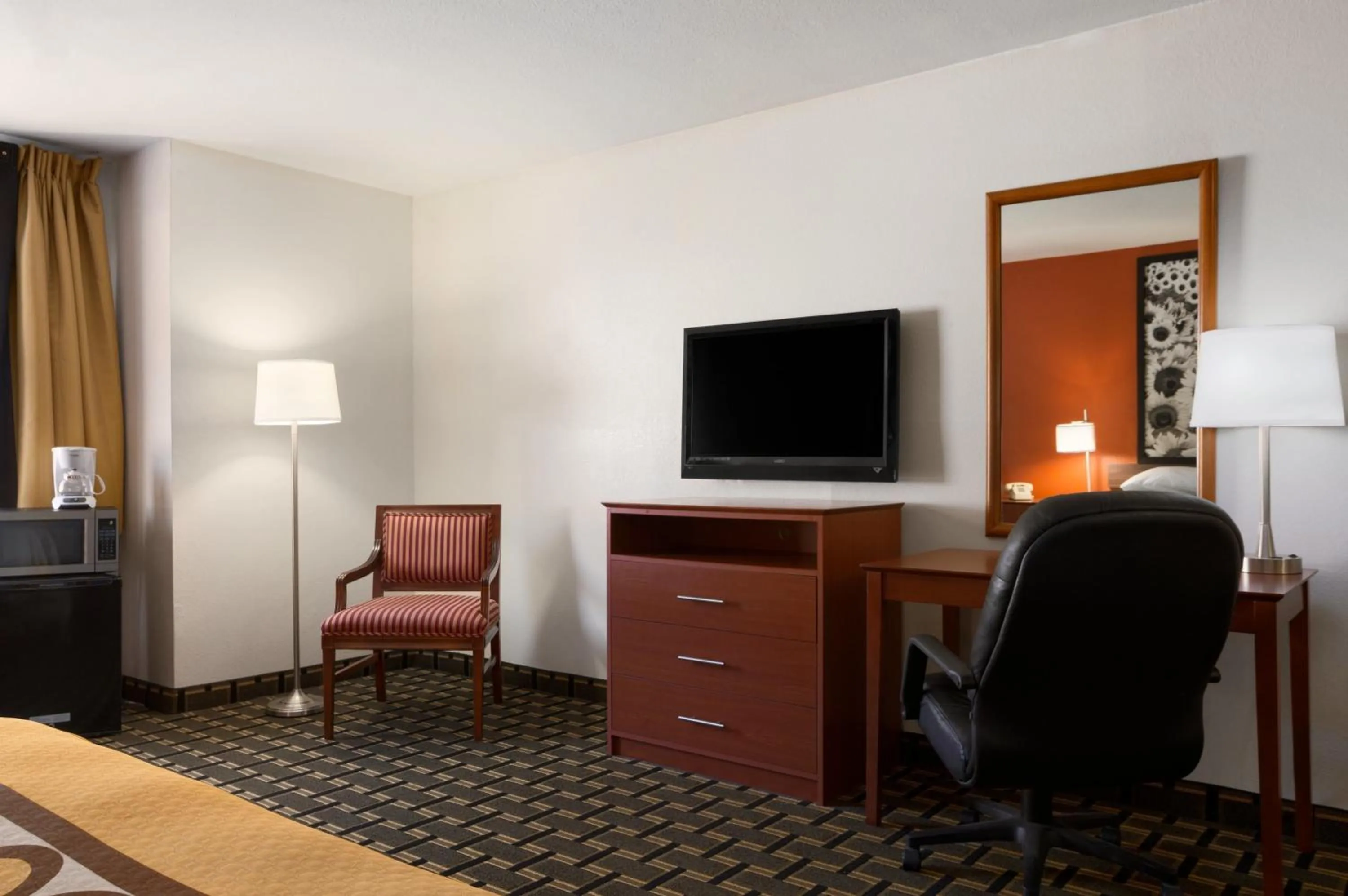 TV and multimedia in Super 8 by Wyndham Prestonsburg