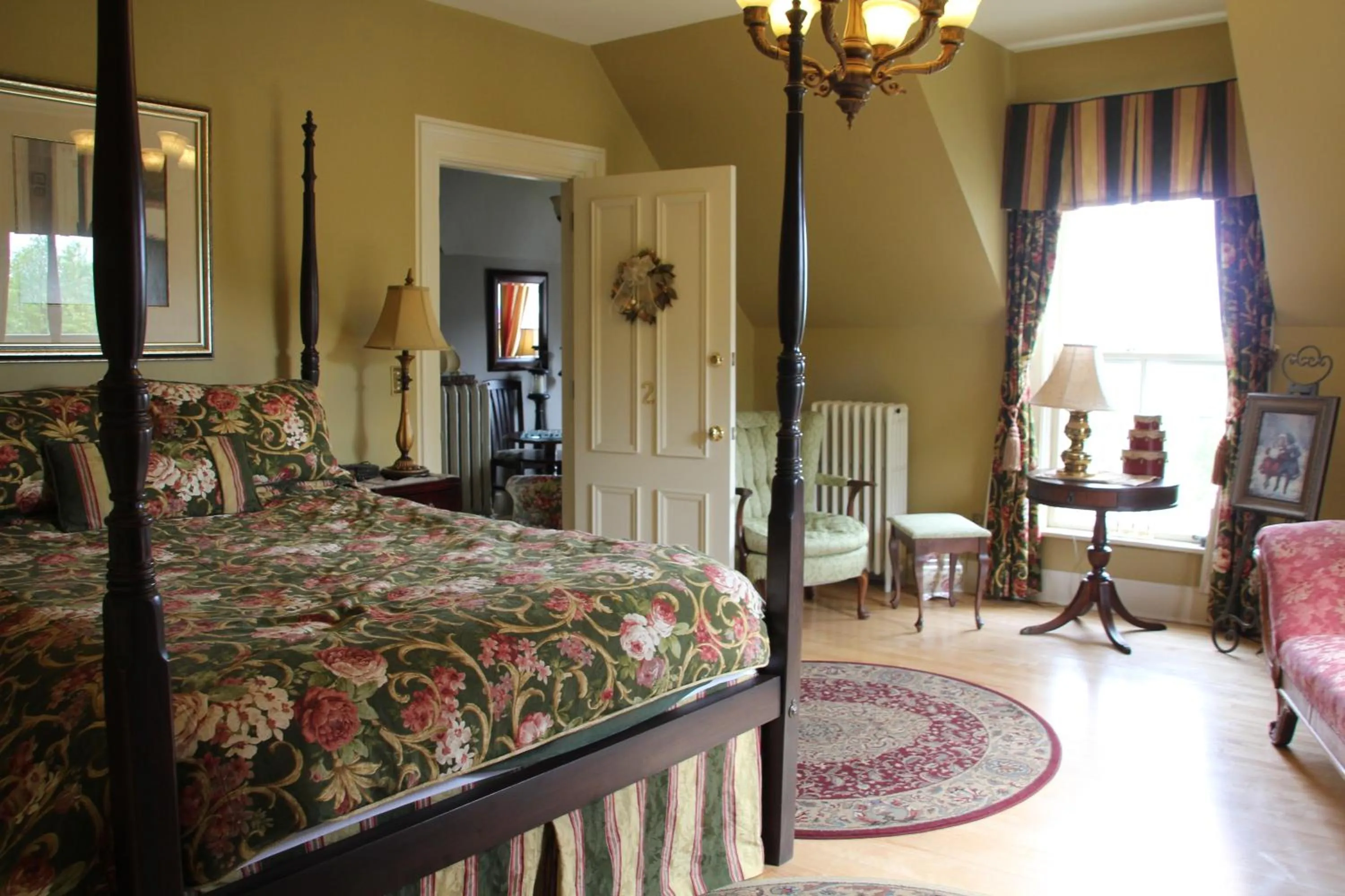 Photo of the whole room, Bed in Lynwood Inn