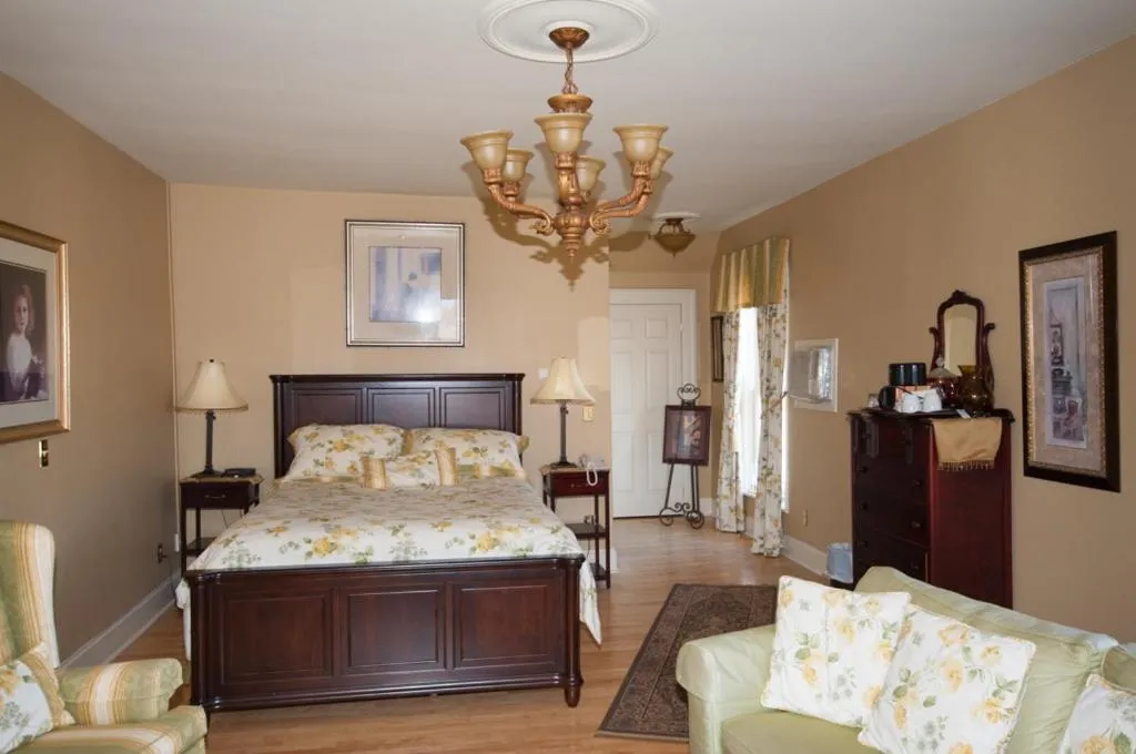 Photo of the whole room, Bed in Lynwood Inn