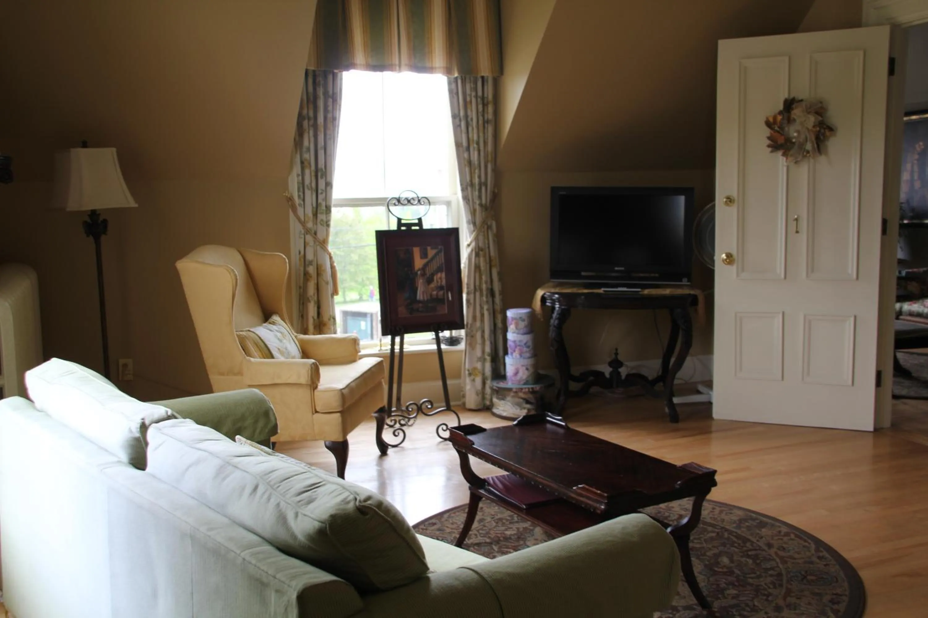 Seating area in Lynwood Inn