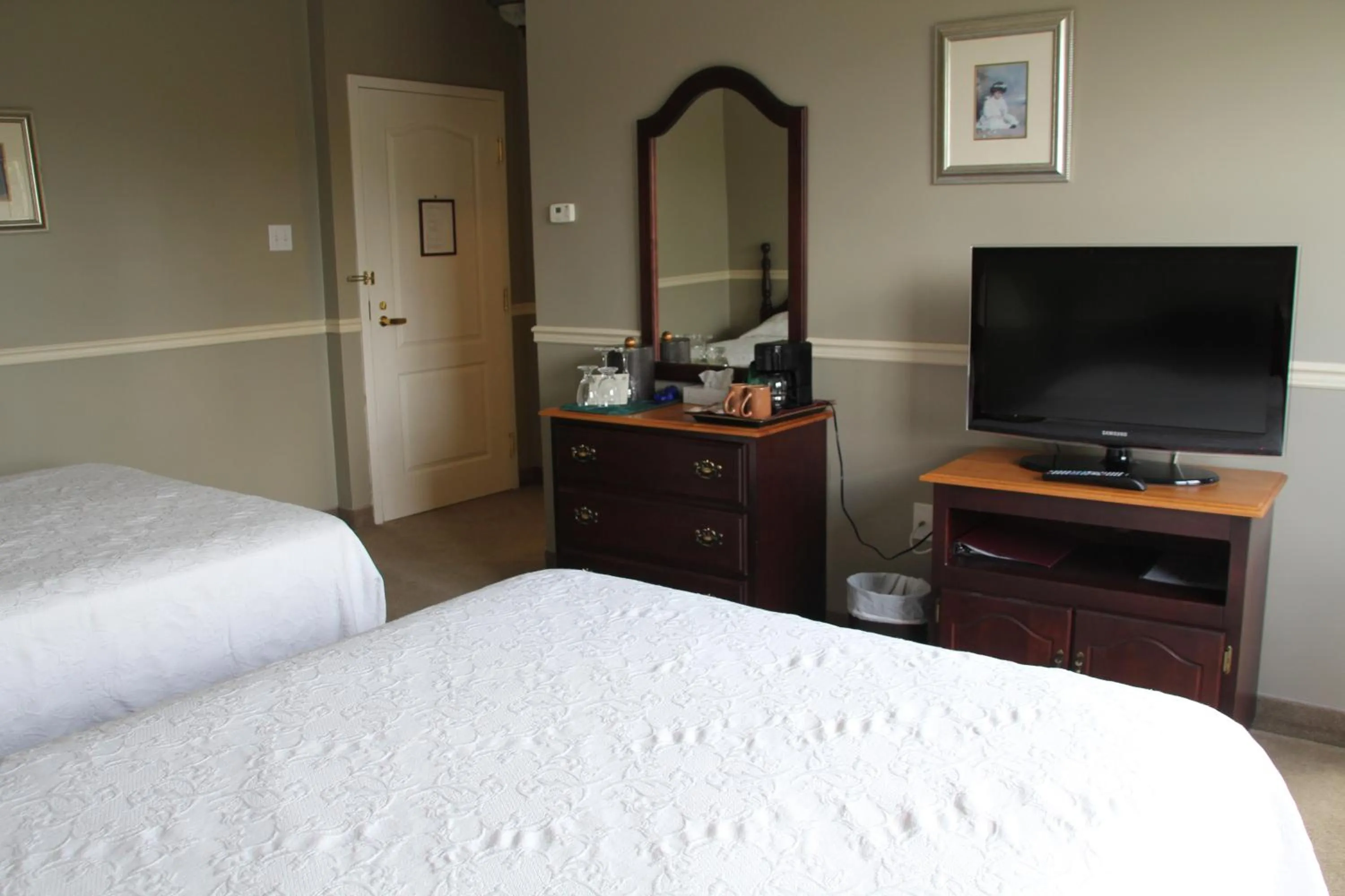 TV and multimedia, Bed in Lynwood Inn