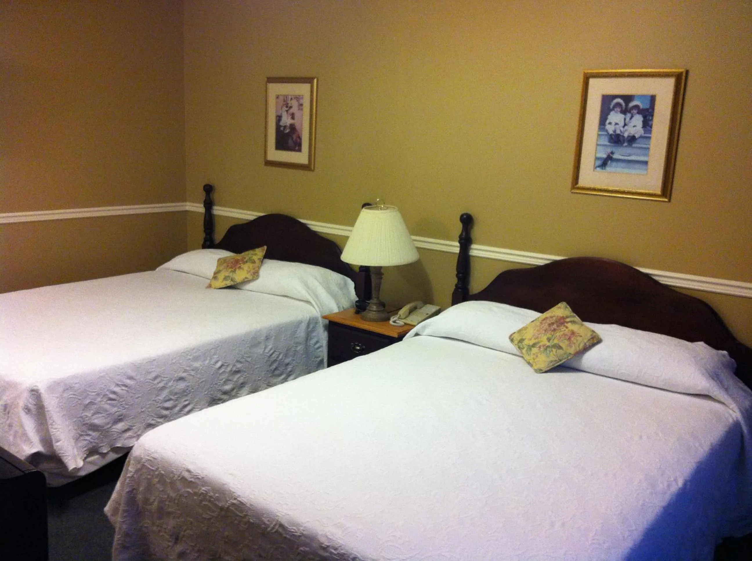Photo of the whole room, Bed in Lynwood Inn