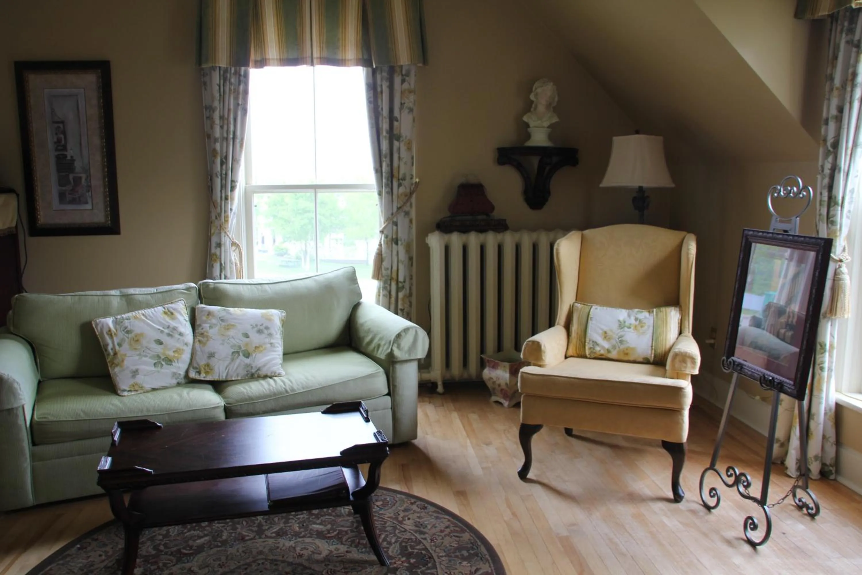 Seating area in Lynwood Inn